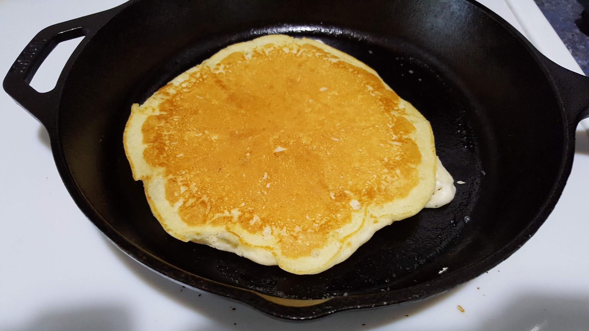 Lodge Seasoned Cast Iron Skillet 9 Inches - PFAS-Free, Non-Toxic Cookware - Use with an Oven, Stove, Grill, or Campfire - Naturally Non-Stick & Oven Safe customer photo 2