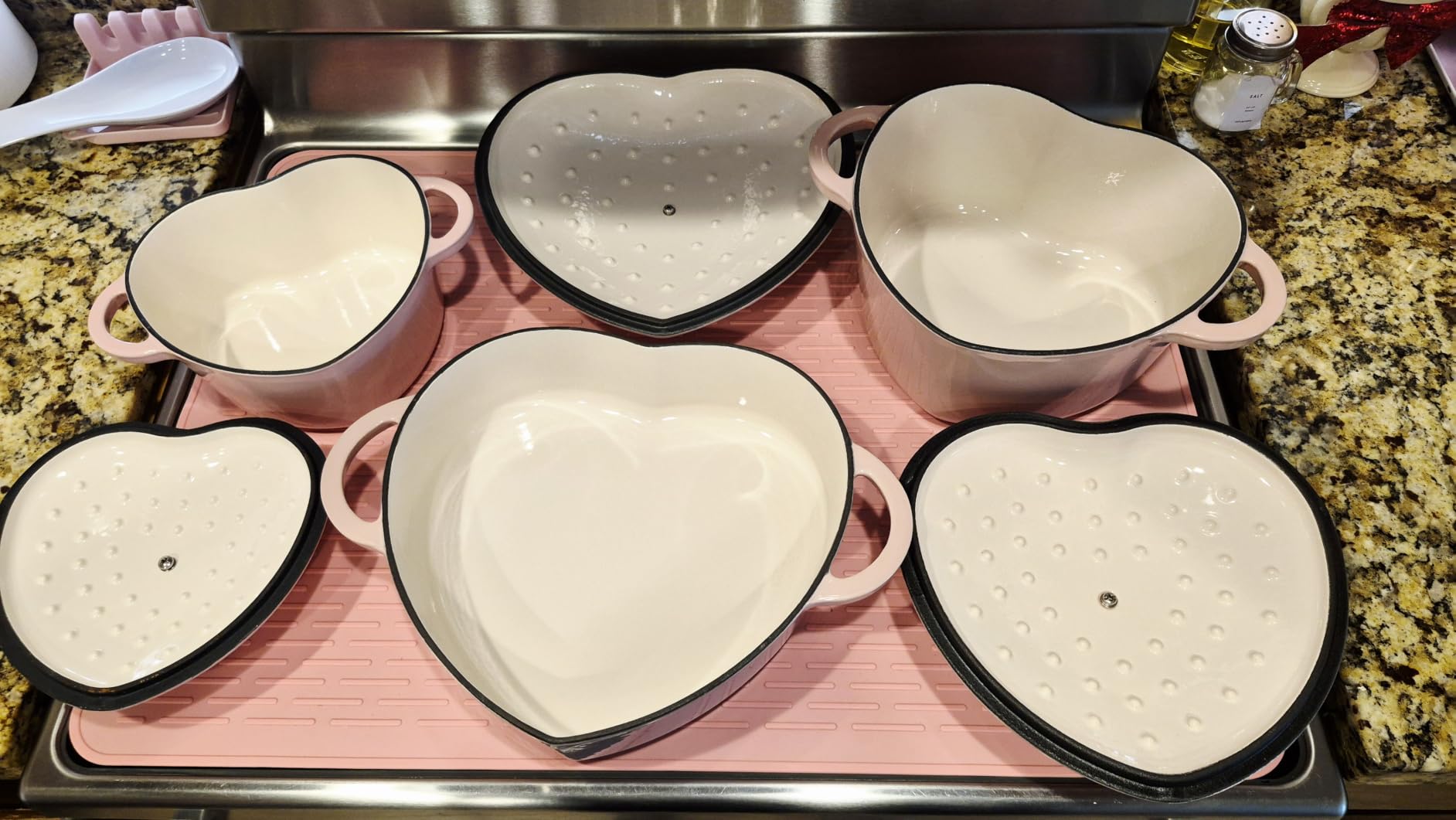 Paris Hilton Enameled Cast Iron Dutch Oven Pot with Lid, Heart-Shaped, 2-Quart, Cream customer photo 2