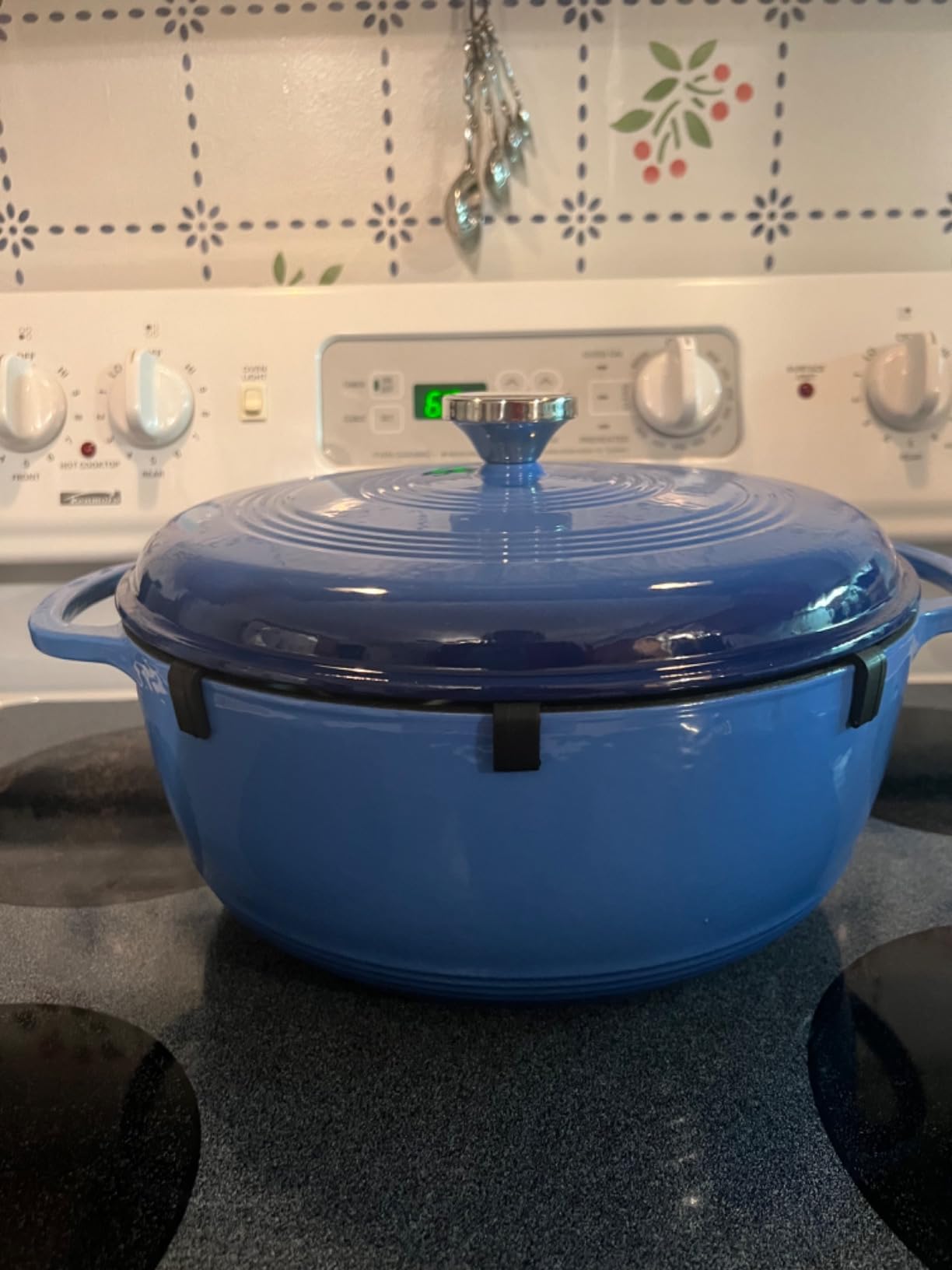 Lodge Essential Enamel Cast Iron Dutch Oven, 7.5 Quart, Island Spice Red customer photo 2