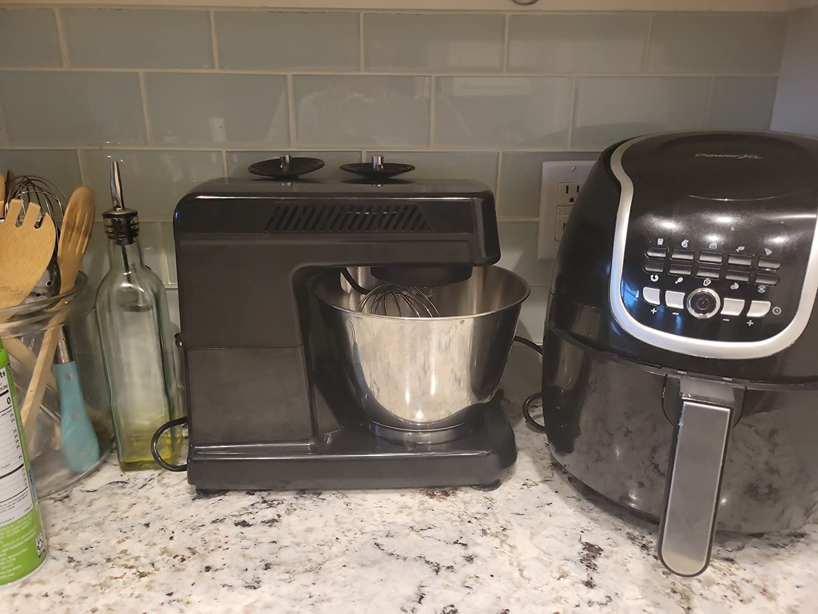 Hamilton Beach 6 Speed Electric Stand Mixer with Stainless Steel 3.5 Quart Bowl, Planetary Mixing, Tilt-Up Head, 300W Motor, Black (63325) customer photo 1