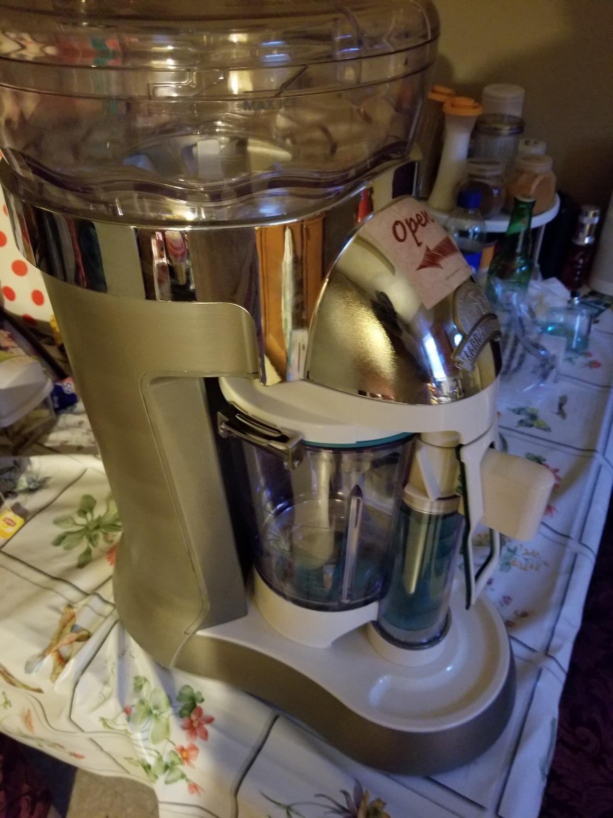 Margaritaville Bali Frozen Concoction Maker with Self-Dispensing Lever, Automated Drink Mixer for Smoothies, Margaritas, Daiquiris, and Colada, 60 oz. Jar, Gray customer photo 1