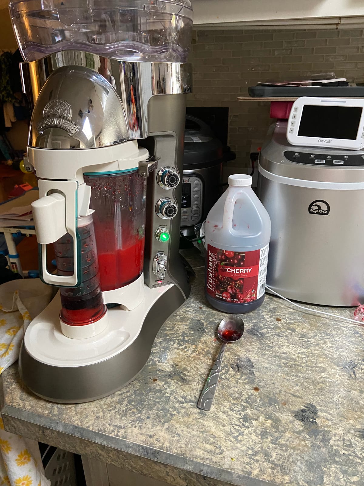 Margaritaville Bali Frozen Concoction Maker with Self-Dispensing Lever, Automated Drink Mixer for Smoothies, Margaritas, Daiquiris, and Colada, 60 oz. Jar, Gray customer photo 2