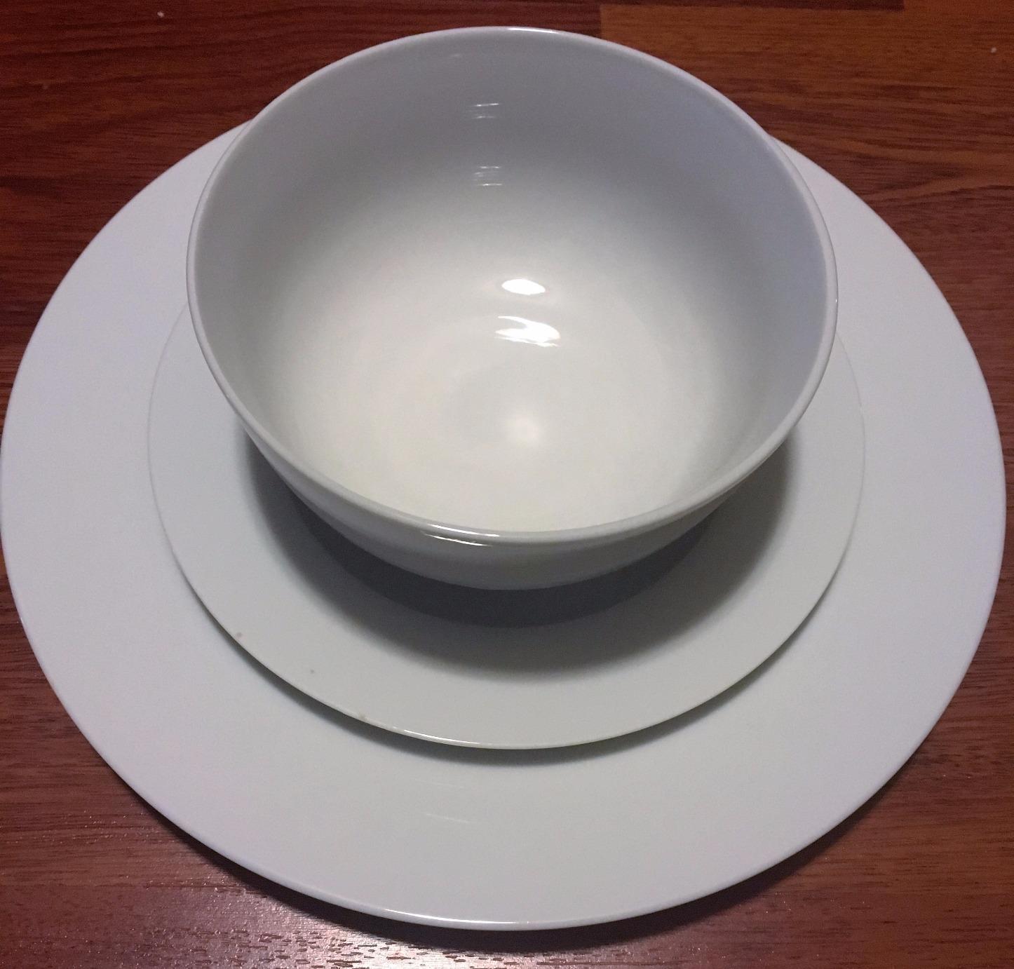 Amazon Basics Porcelain Dinnerware Set, Microwave and Dishwasher Safe, Service for 6, 18-Piece, Plates, Bowls, White customer photo 1