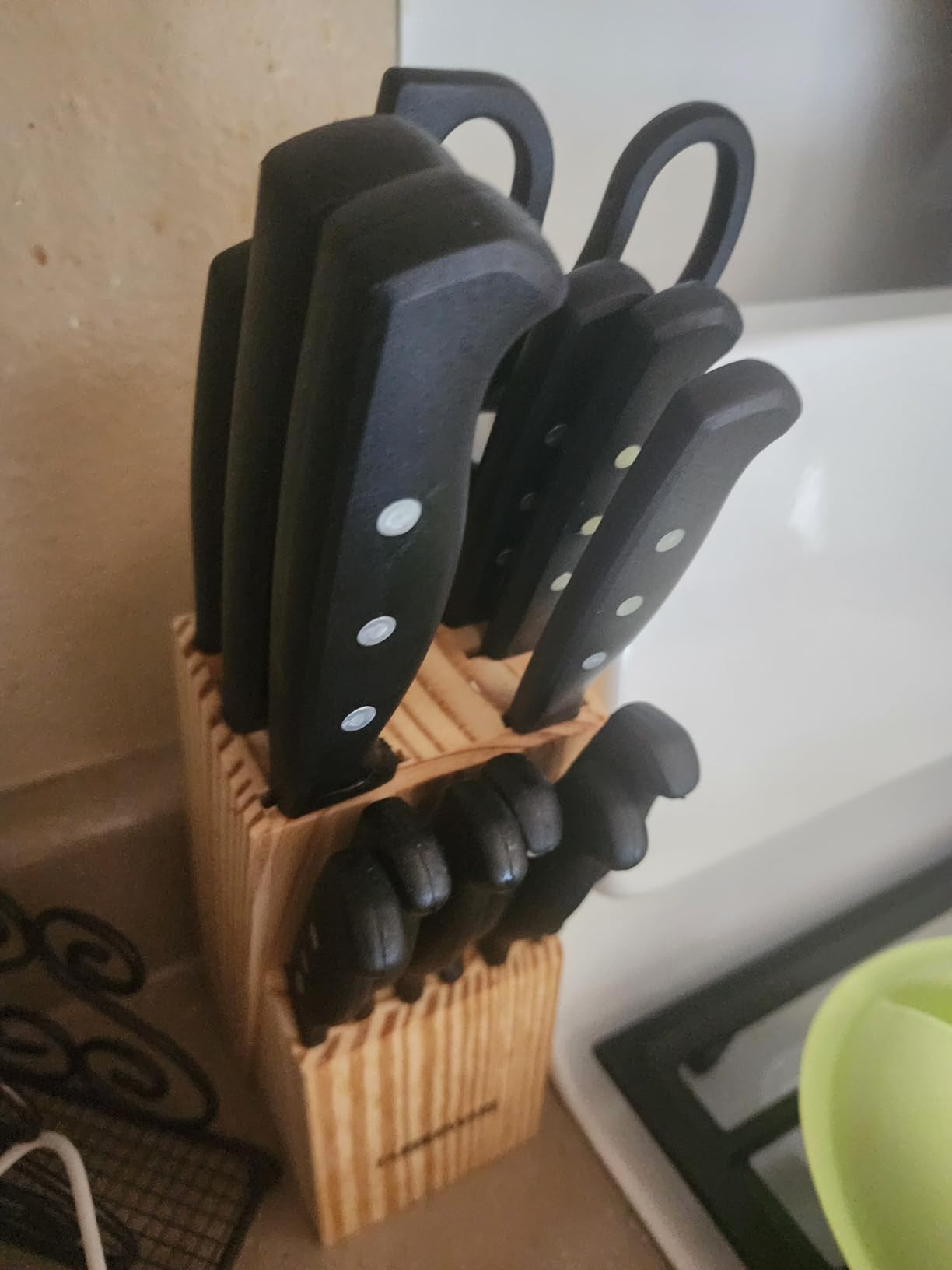 Farberware Knife Block Set 22-Piece Kitchen Knife Set with High-Carbon Stainless Steel Blades, Non-Slip Handles, Chef Knife, Santoku, Steak Knives, Scissors customer photo 1
