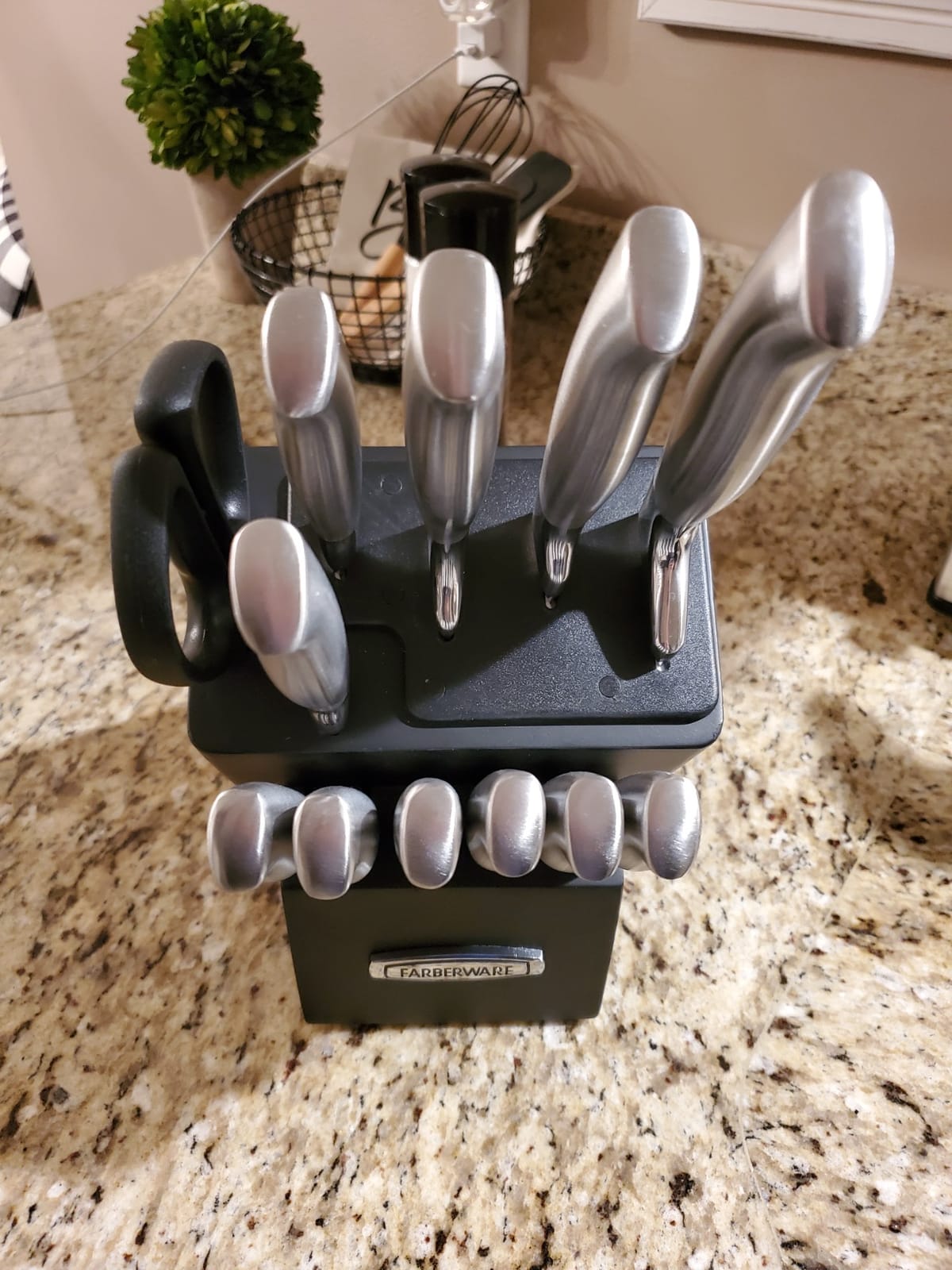 Farberware Self-Sharpening Knife Block Set, 13-Piece Kitchen Knife Set with EdgeKeeper Technology, High-Carbon Stainless Steel Blades, Ergonomic Hollow Handles, Black Wood Block customer photo 2