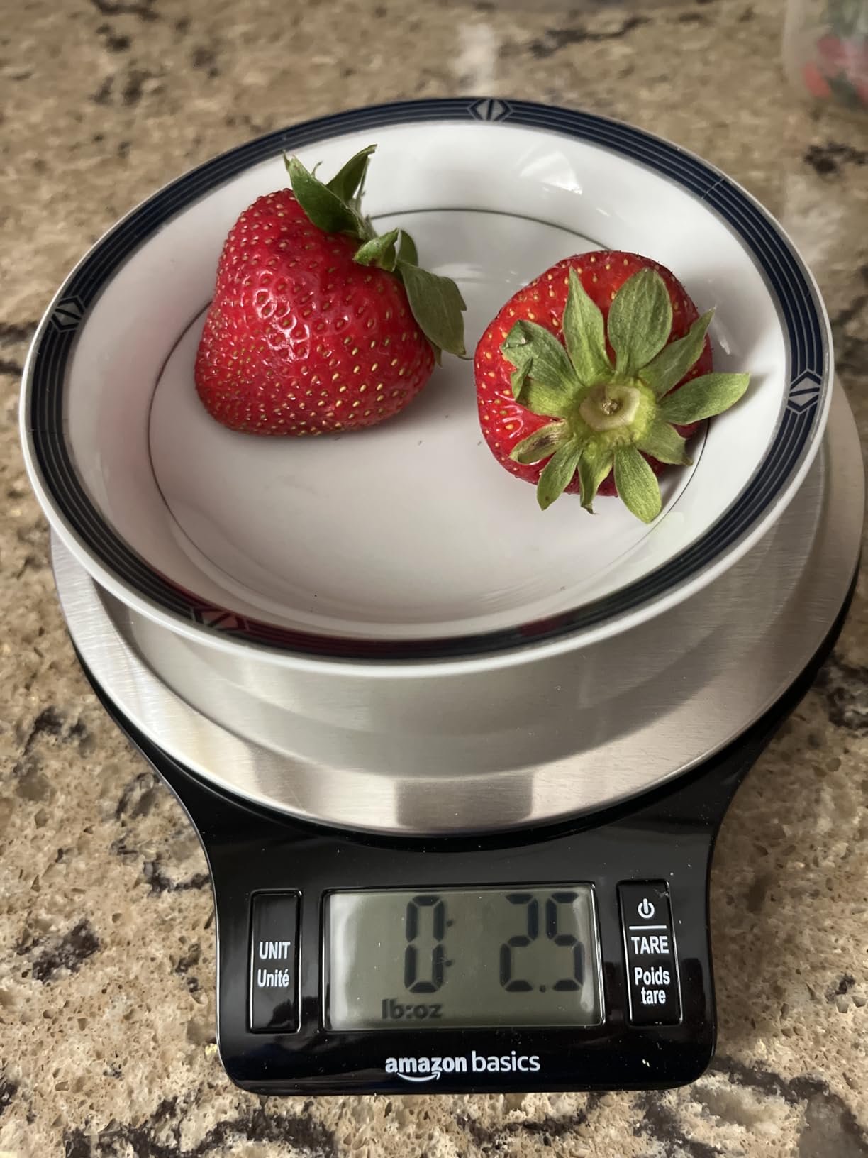 Amazon Basics Digital Kitchen Scale with LCD Display, Tare Function, Multiple Units, Weighs up to 11 Pounds, Batteries Included, Black and Stainless Steel customer photo 1