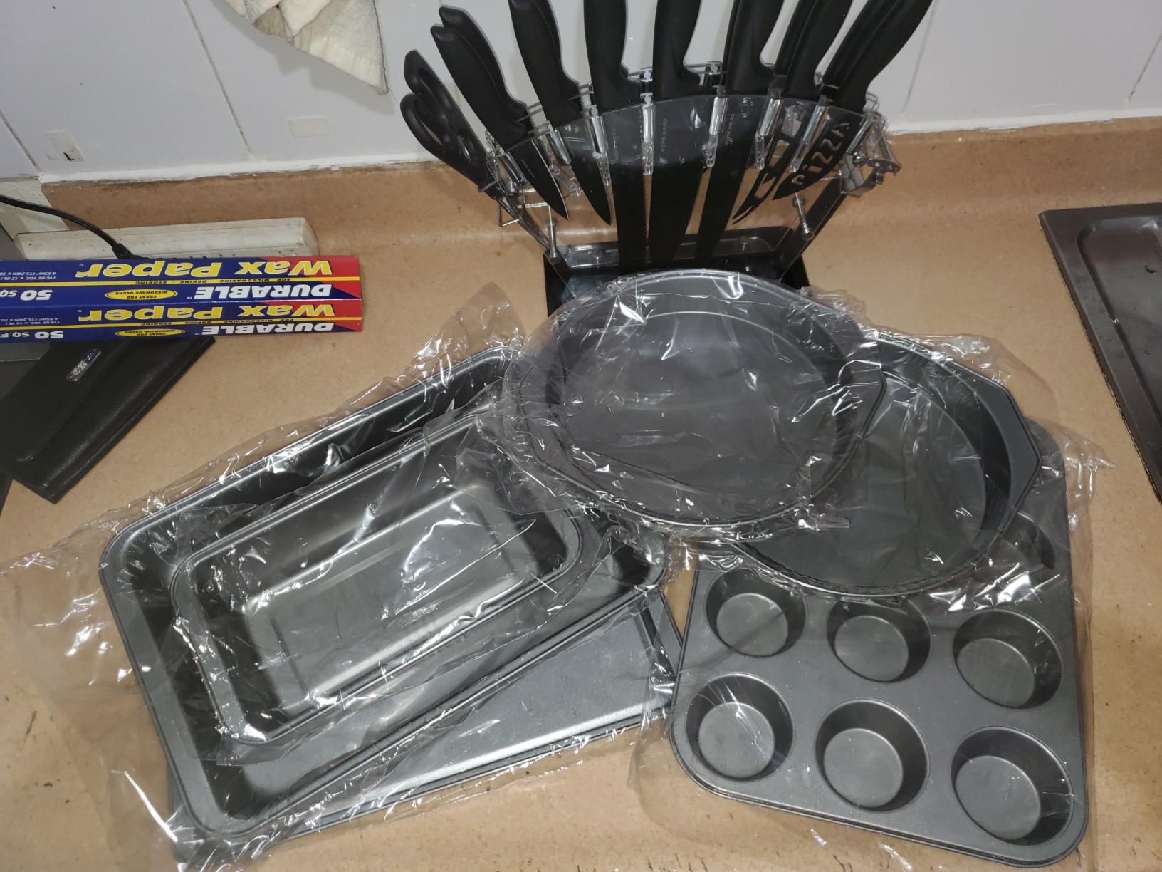 Amazon Basics 6 Piece Nonstick Carbon Steel Bakeware Set with Cake, Muffin, Cookie, and Loaf Pans, Easy Release, Oven Safe, 16.25 x 11.75 x 6.25 inches customer photo 2