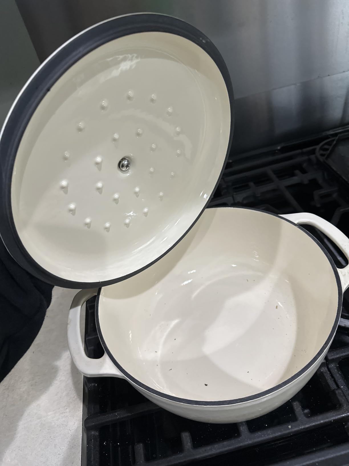 Amazon Basics Enameled Cast Iron Dutch Oven Pot with Lid, Round, Dual Handles, Heavy-Duty, Oven Safe for Stews, Roasting, Baking, 4.3-Quart, White customer photo 1