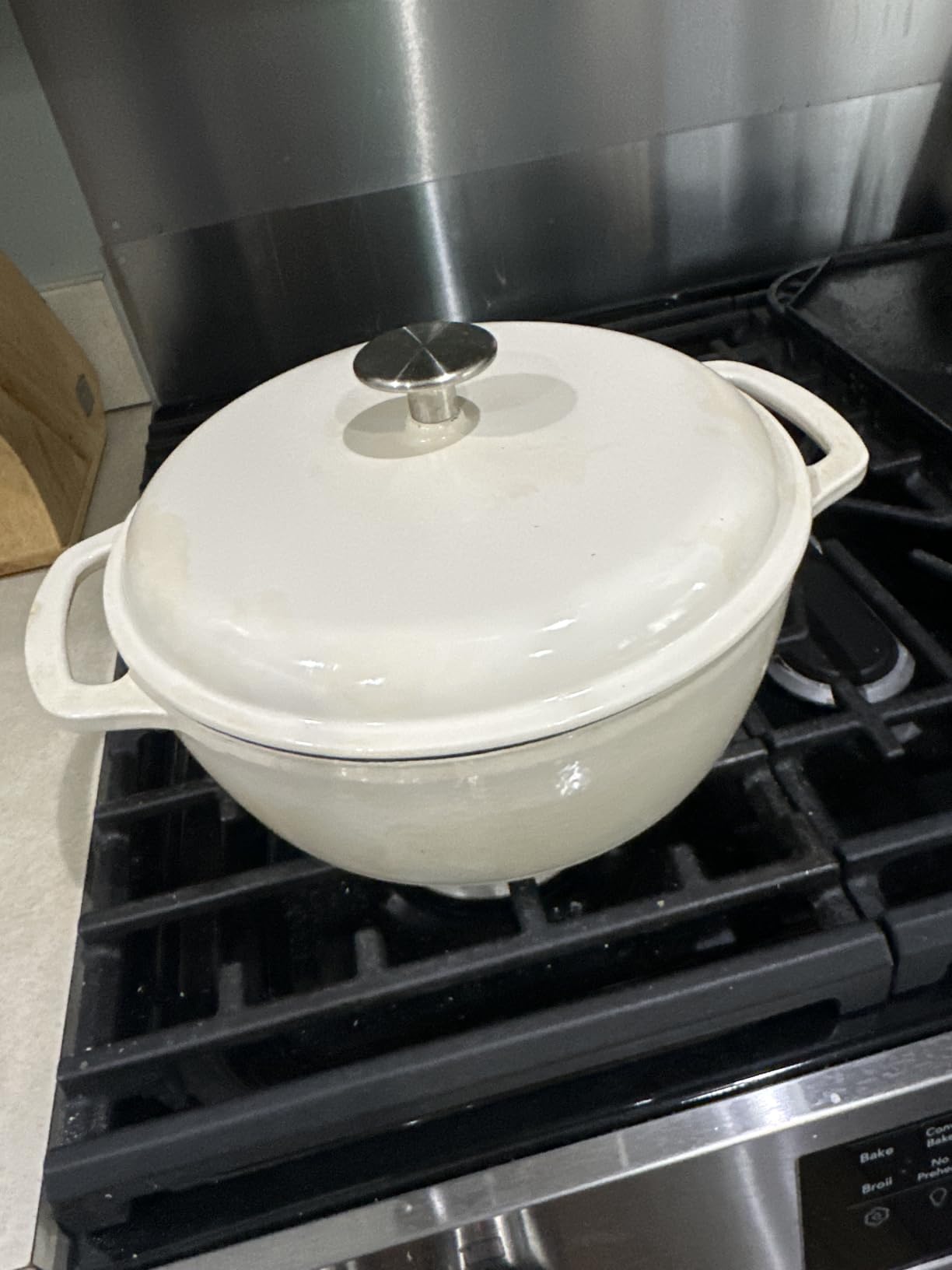 Amazon Basics Enameled Cast Iron Dutch Oven Pot with Lid, Round, Dual Handles, Heavy-Duty, Oven Safe for Stews, Roasting, Baking, 4.3-Quart, White customer photo 2