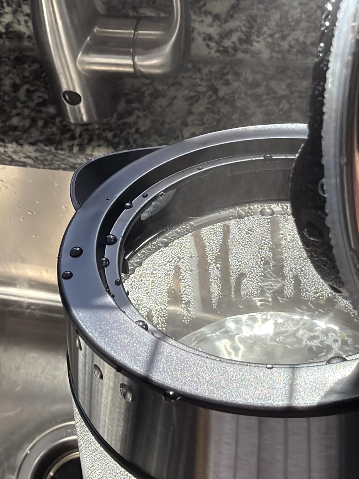 Amazon Basics Electric Kettle with Glass Carafe for Tea and Coffee, BPA-Free, Fast Boiling, Auto Shut-Off, Boil-Dry Protection, Water Level Indicator, 1.7 Liter, 1500W, Black and Silver customer photo 2