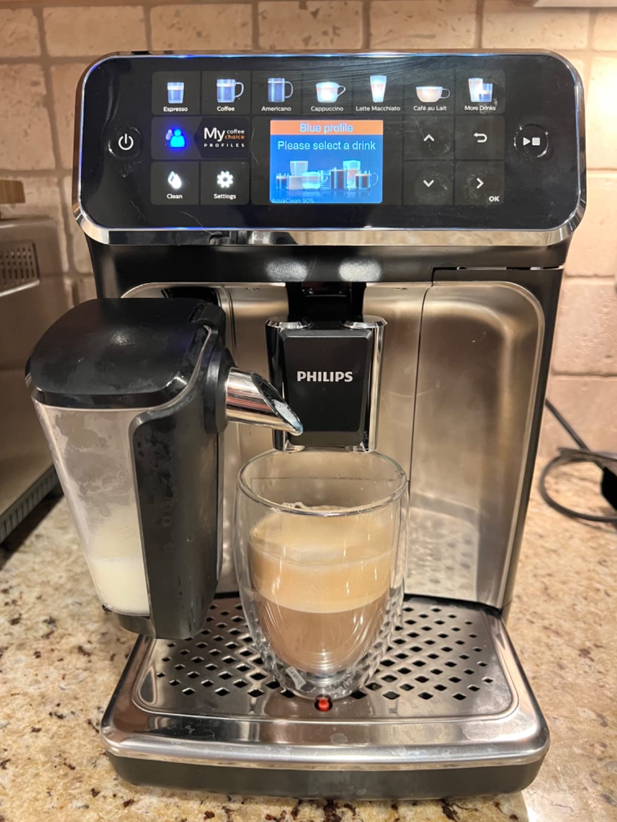 Philips 3200 Series Fully Automatic Espresso Machine, LatteGo Milk Frother, 5 Coffee Varieties, Intuitive Touch Display, 100% Ceramic Grinder, AquaClean Filter, My Coffee Choice, Black (EP3241/54) customer photo 2