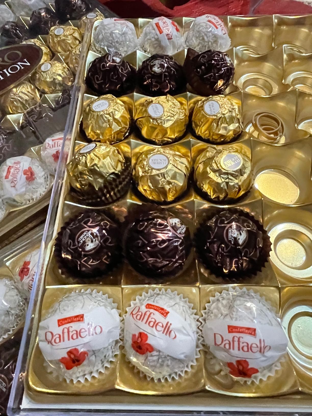 Ferrero Collection Gourmet Gift Box, 48 Assorted Chocolates with Dark Chocolate, Coconut, and Milk Chocolate, 18.2 oz customer photo 1