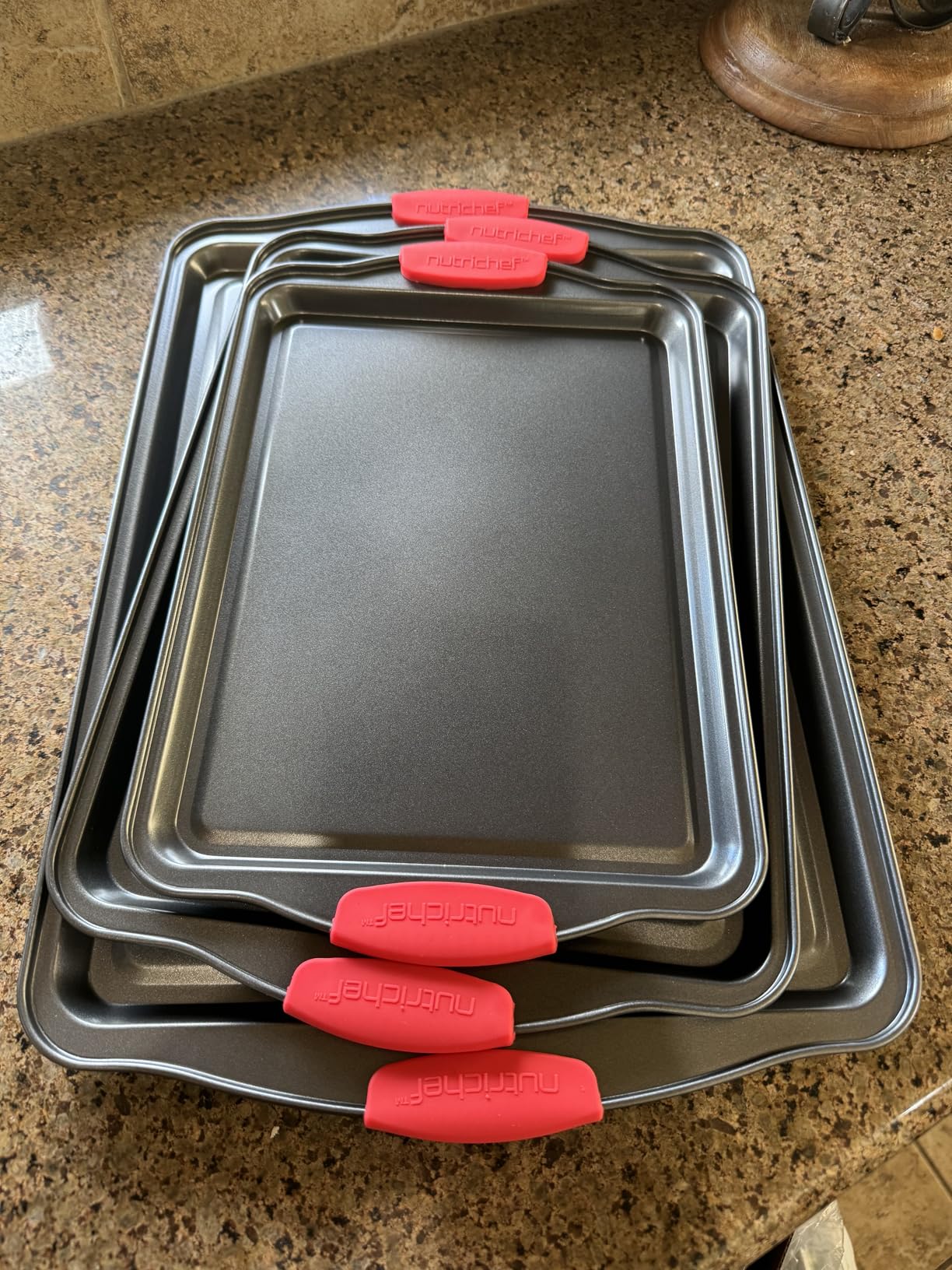 NutriChef 10-Piece Nonstick Kitchen Oven Baking Pans - Premium & Stylish Non-Stick Carbon Steel - Commercial Grade Restaurant Quality Metal Bakeware with Silicone Handles - Easy to Clean, NCSBS10S customer photo 1