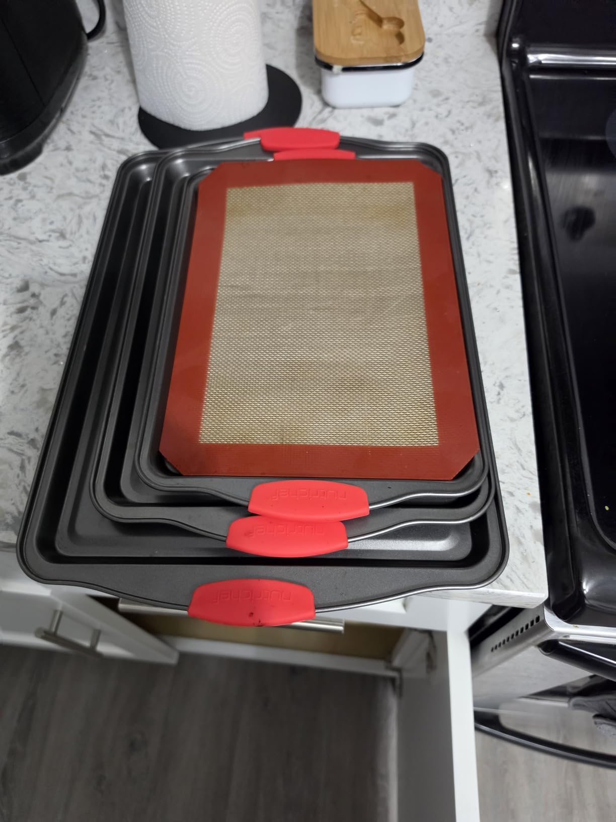 NutriChef 3-Piece Nonstick Cookie Sheets - Carbon Steel Baking Sheet Set with Non Stick Coating & Red Silicone Handles customer photo 1
