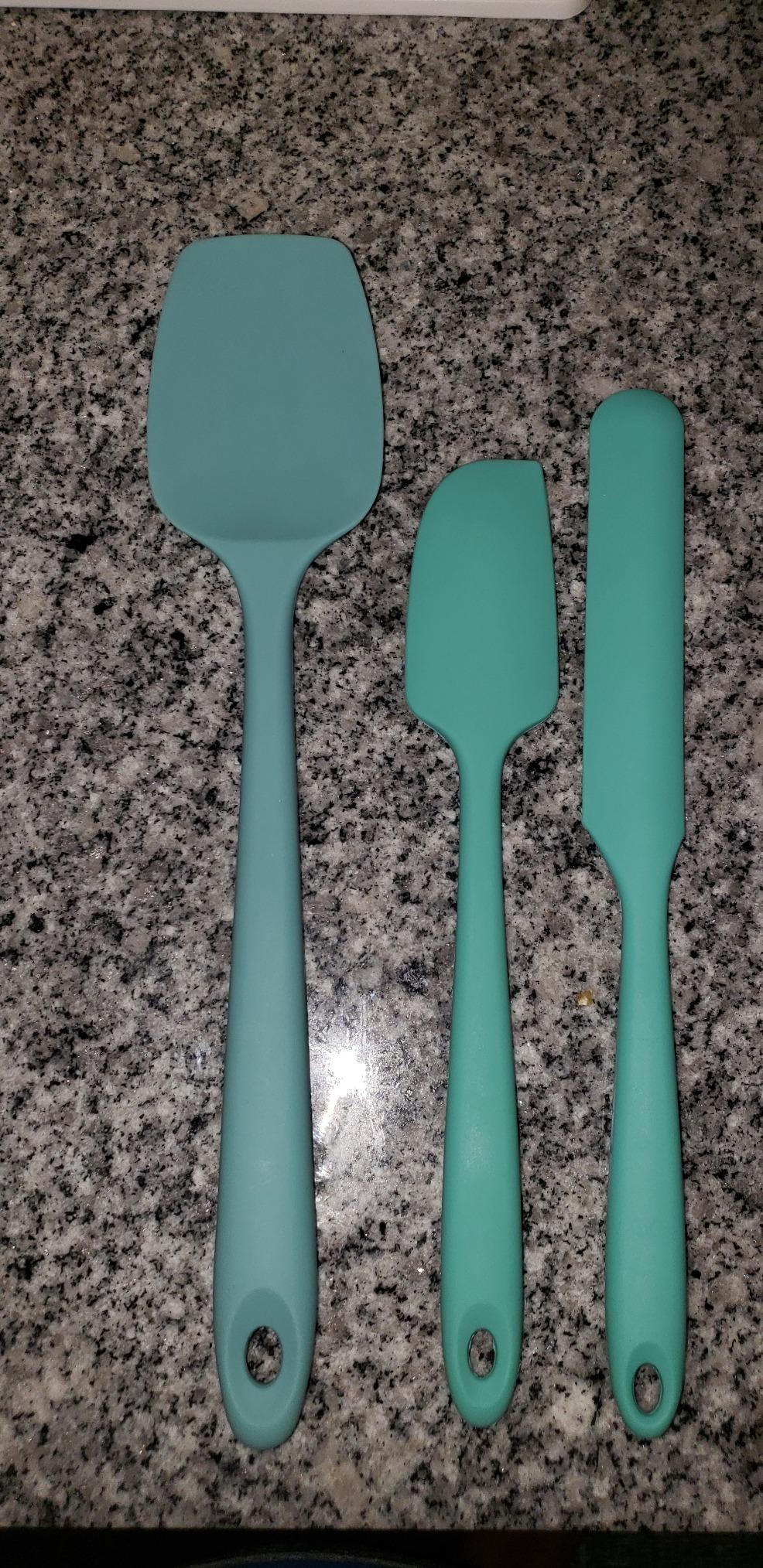 U-Taste 600℉ High Temp Seamless Food Grade Flexible Rubber Silicon Kitchen Cooking Mixing Baking Scraper for Nonstick Cookware Set of 4 (Midnight Blue) customer photo 1