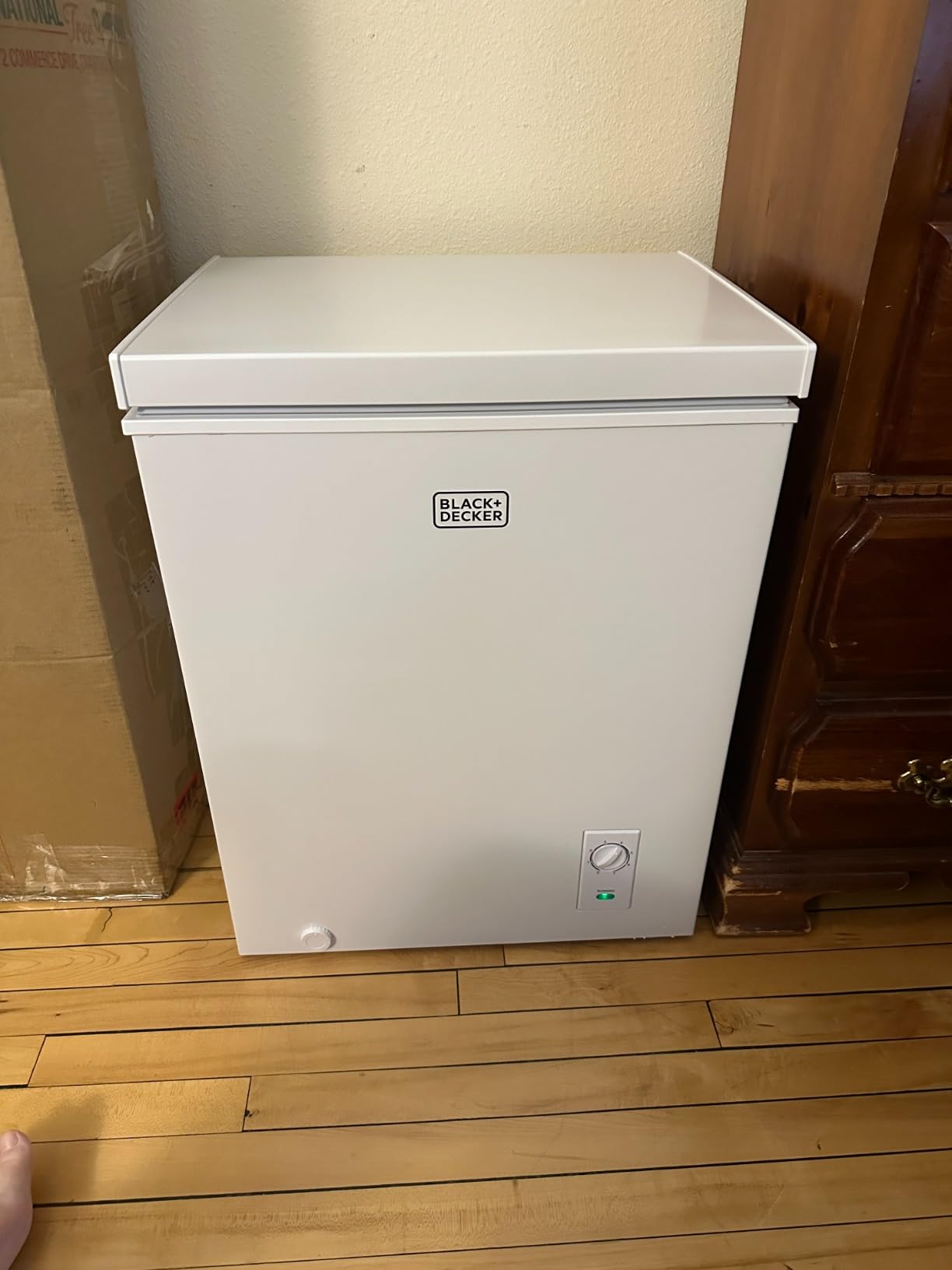 BLACK+DECKER 2.0 Cu. Ft. Compact Chest Freezer, BCFK206, White customer photo 1
