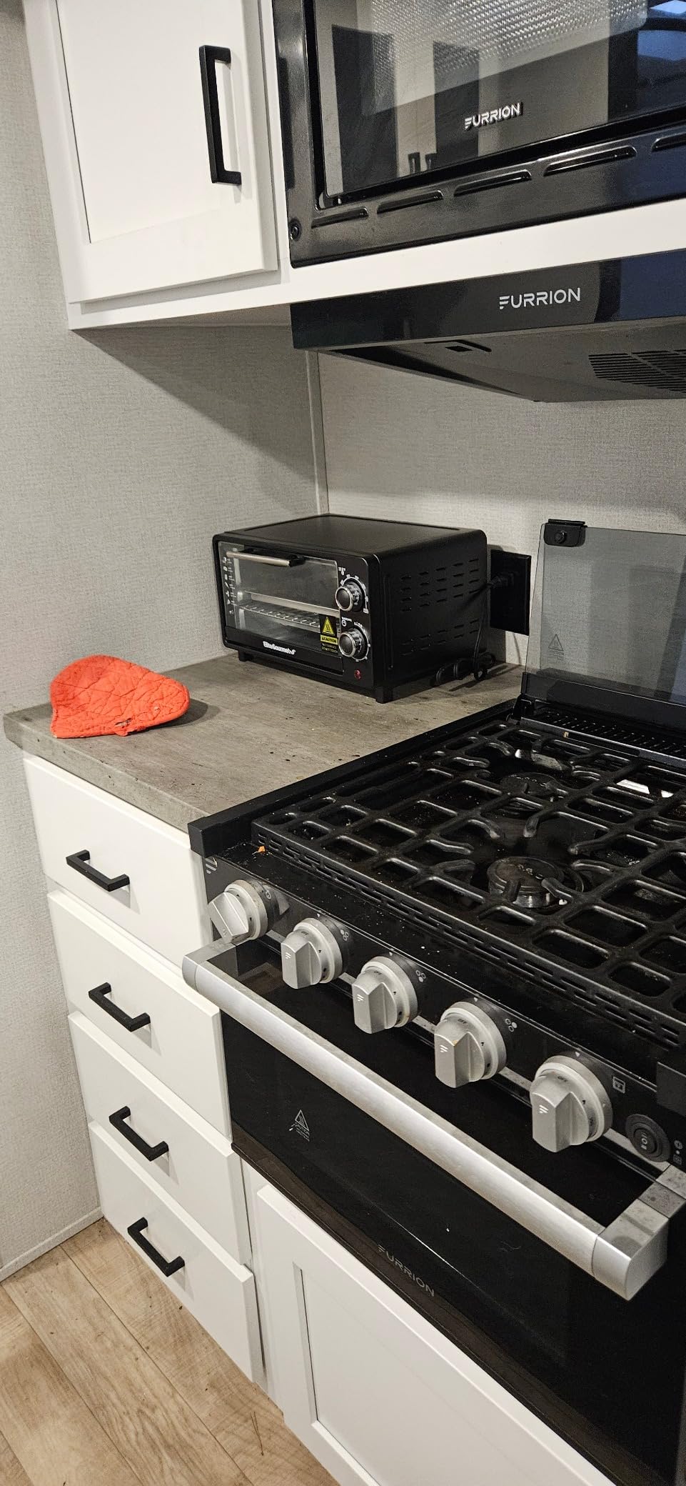 Elite Gourmet ETO490 9L/4 Slice Countertop Toaster Oven with 30-Minute Timer, Adjustable Temperature Control, Includes Baking Pan, Wire Rack and Crumb Tray, Bake, Broil, Toast, Black customer photo 2