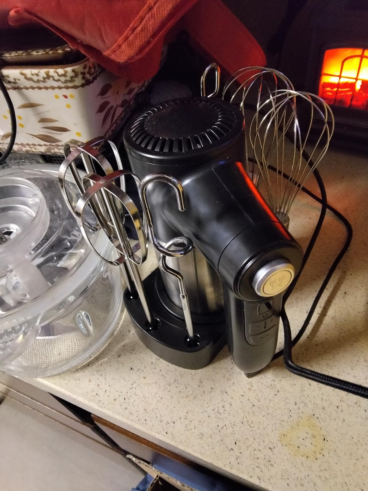 binROC Cordless Electric Hand Mixer, 7 Speed Rechargeable Wireless Handheld Mixer with Eject Button, Long Battery, Quiet Anti-Splash, 6x304 Stainless Steel Attachments & Storage Base for Baking (Black) customer photo 2
