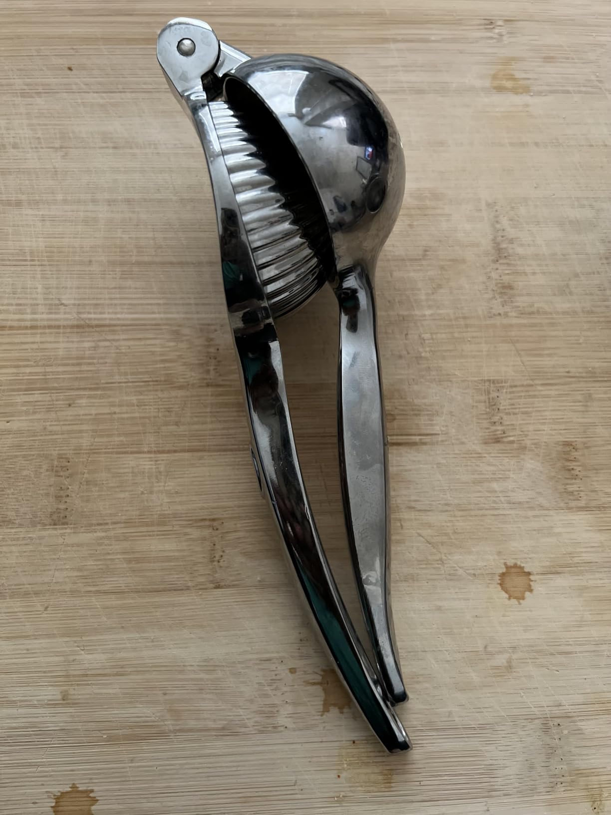 Zulay Kitchen Metal Lemon Squeezer - Handheld Lemon Juicer Squeezer - Easy to Use Citrus Juicer - Manual Press for Extracting the Most Juice Possible - Extracts Every Last Drop customer photo 1