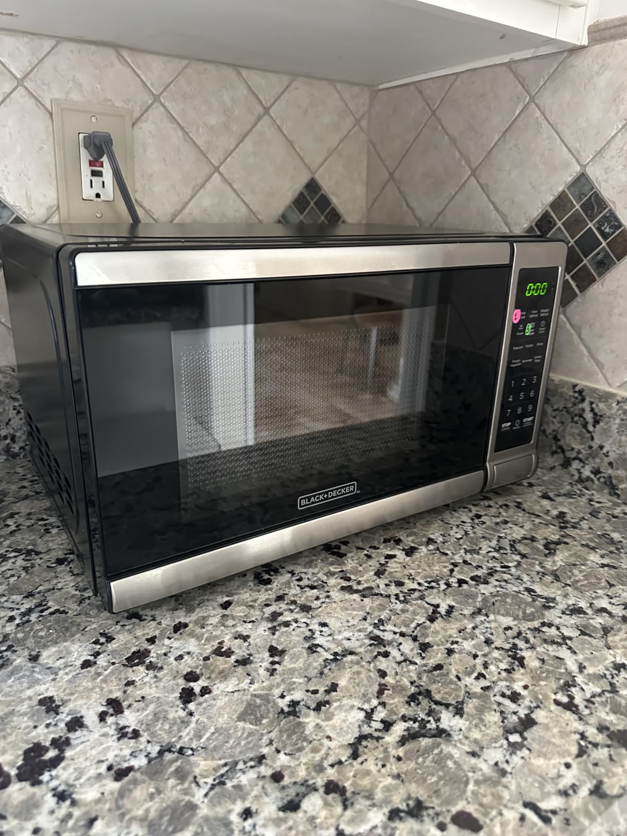 BLACK+DECKER Over-the-Range Microwave Oven with Air Fryer, 1.5 Cu.Ft, 900W customer photo 2