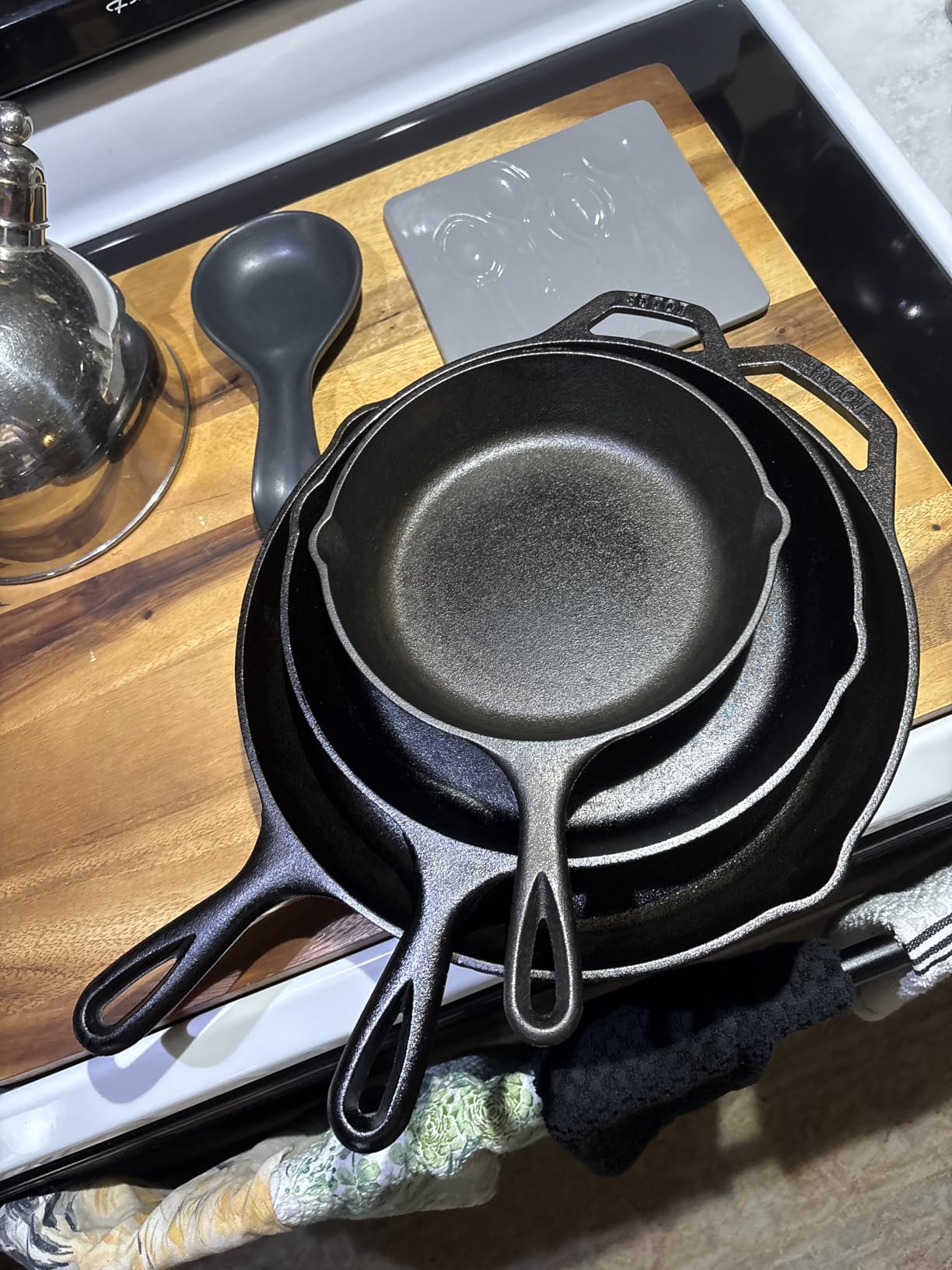 Lodge Pre-Seasoned Cast Iron Skillet, 10.25 Inches, USA Icons Limited Edition customer photo 2