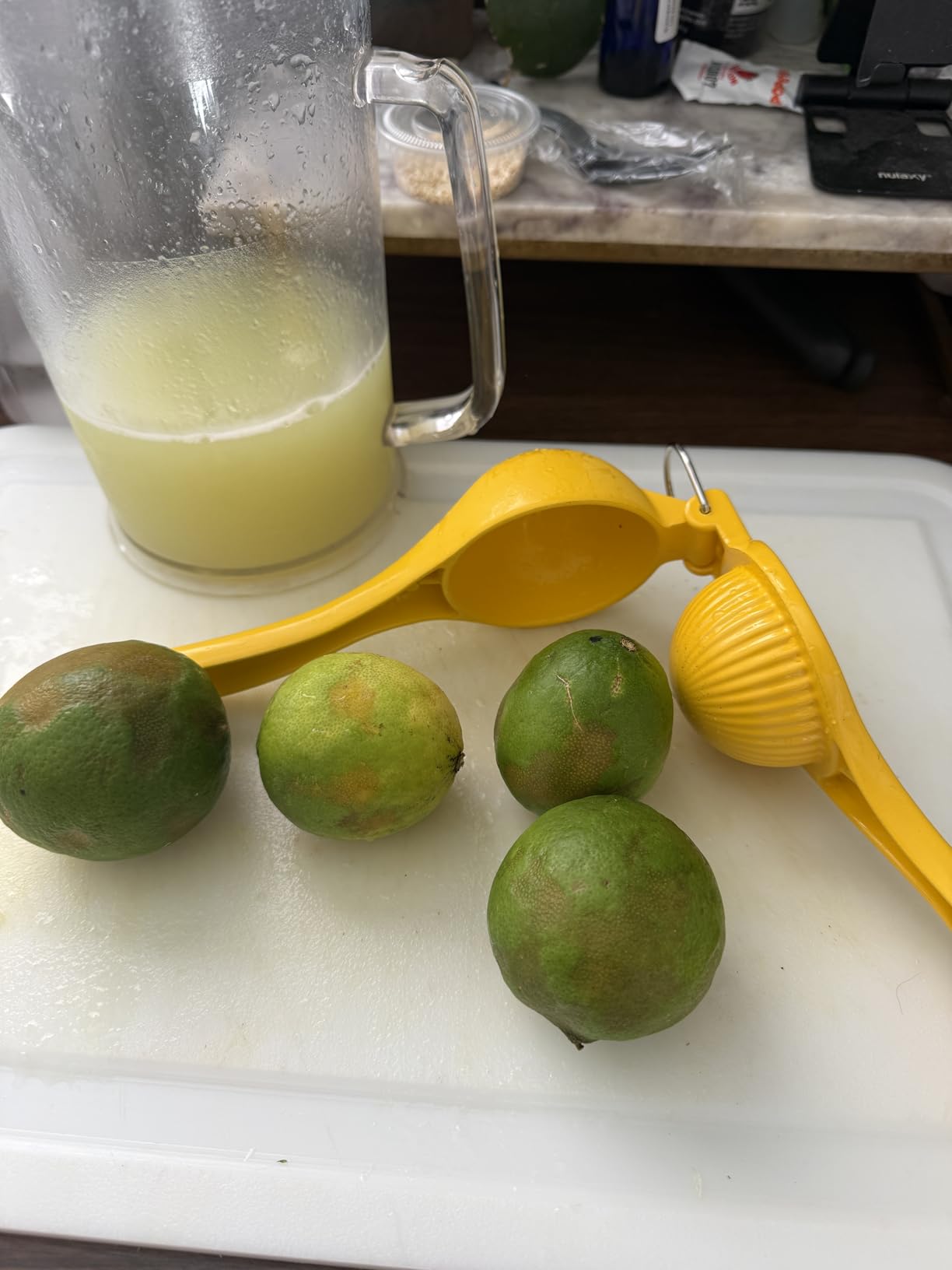 IMUSA Lemon or Lime Manual Squeezer, Citrus Juicer for Max Extraction, Green customer photo 1