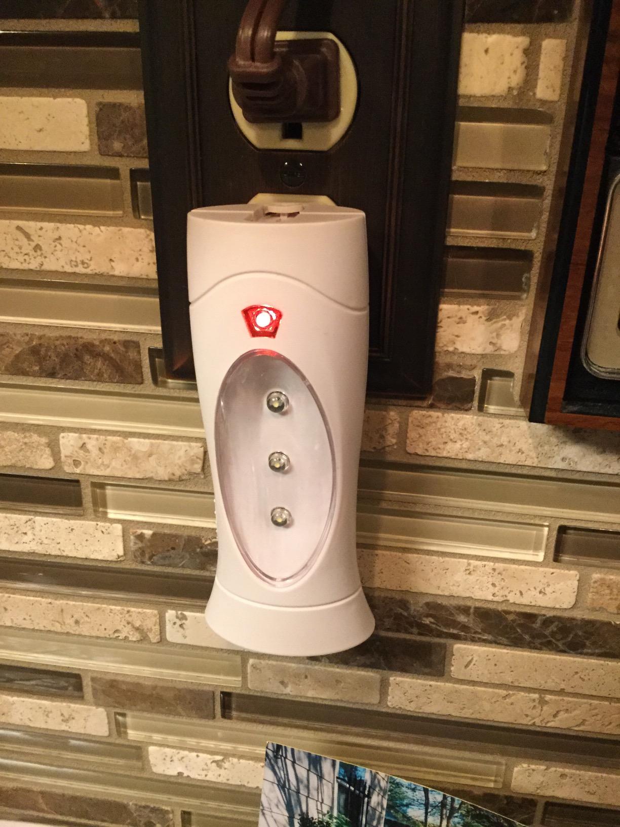 Amerelle LED Emergency Lights For Home Power Failure – Triple Function Power Failure Light and Plug In Flashlight Combo, With Rechargeable Battery – Be Snow Storm & Hurricane Ready (71134) customer photo 2