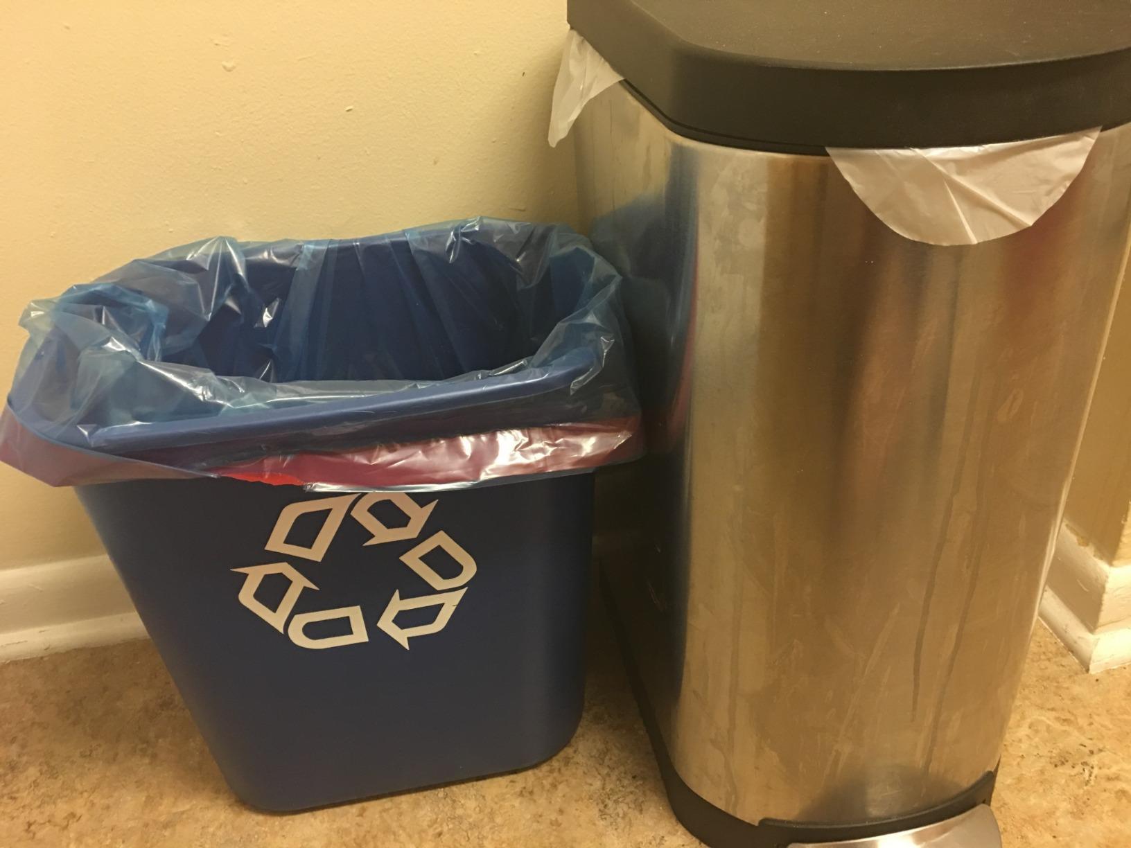 United Solutions 7.7 Gallon Trash Wastebasket, Black, Under Desk customer photo 1