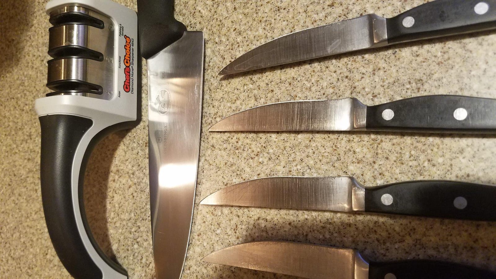 Chef'sChoice Manual Knife Sharpeners for 15- and 20-Degree Straight-Edge and Serrated Knives with Diamond Abrasives Precise Angle Control & Compact Footprint, 2-Stage, Gray customer photo 2