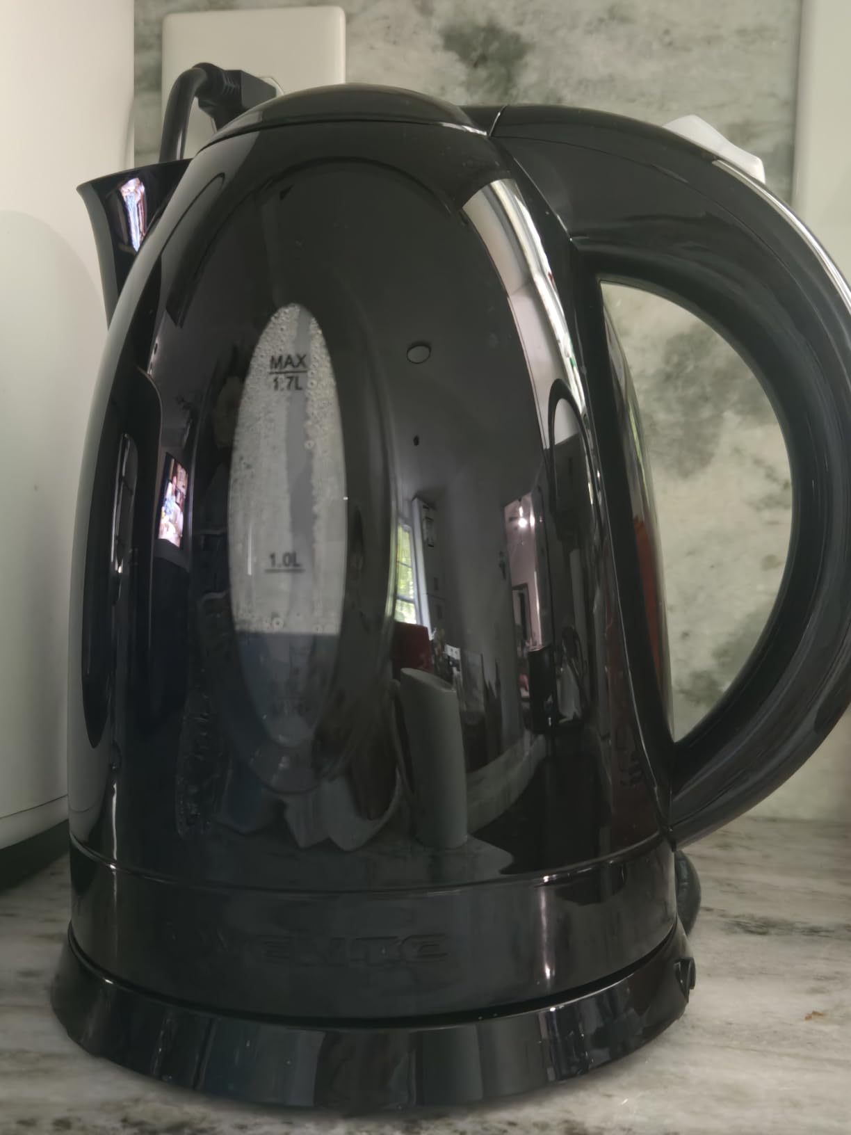 OVENTE 1.7L Electric Tea Kettle, 1100W BPA-Free Water Boiler, White KP72W customer photo 1