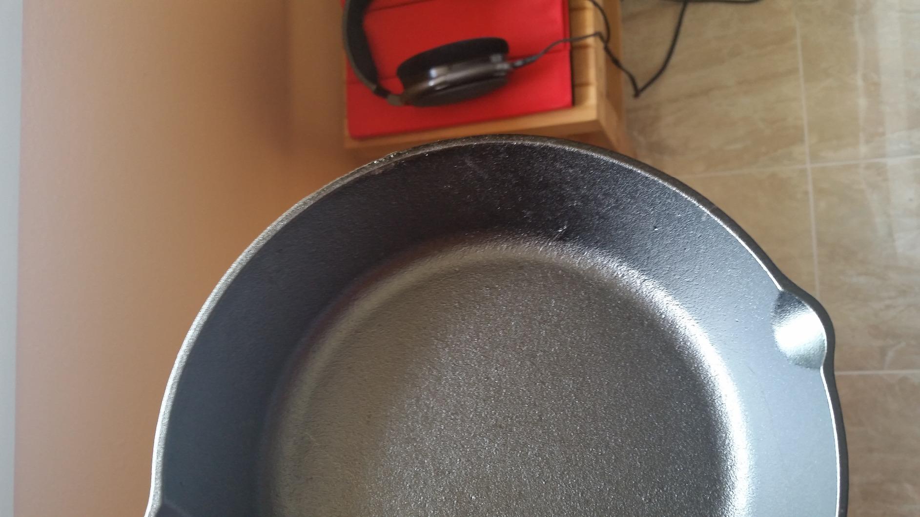 Lodge Cast Iron Skillet with Mini Silicone Handle Holder, 8 Inches customer photo 2