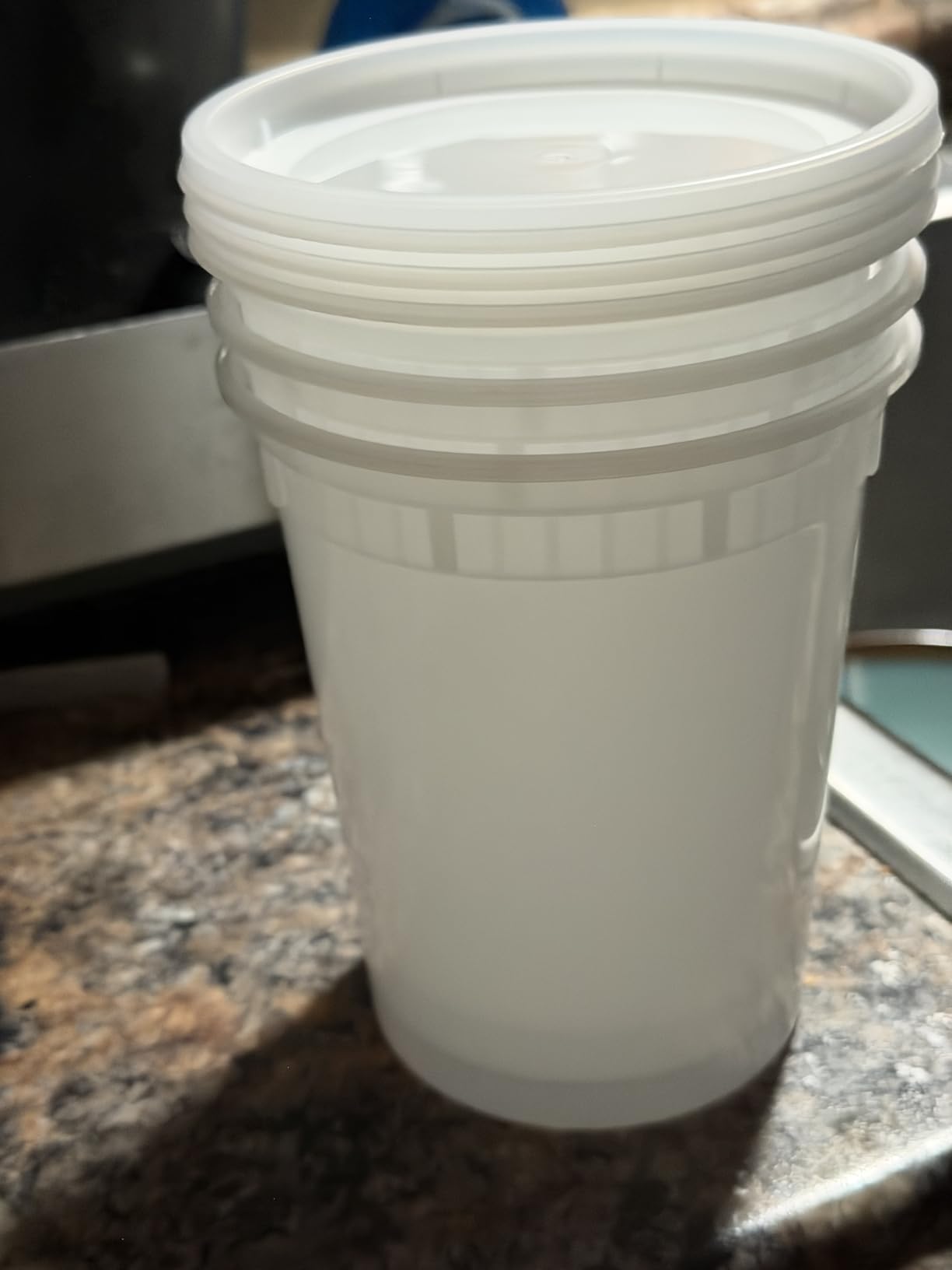 Freshware Food Storage Containers [24 Set] 32 oz Plastic Deli Containers with Lids, Slime, Soup, Meal Prep Containers | BPA Free | Stackable | Leakproof | Microwave/Dishwasher/Freezer Safe customer photo 1