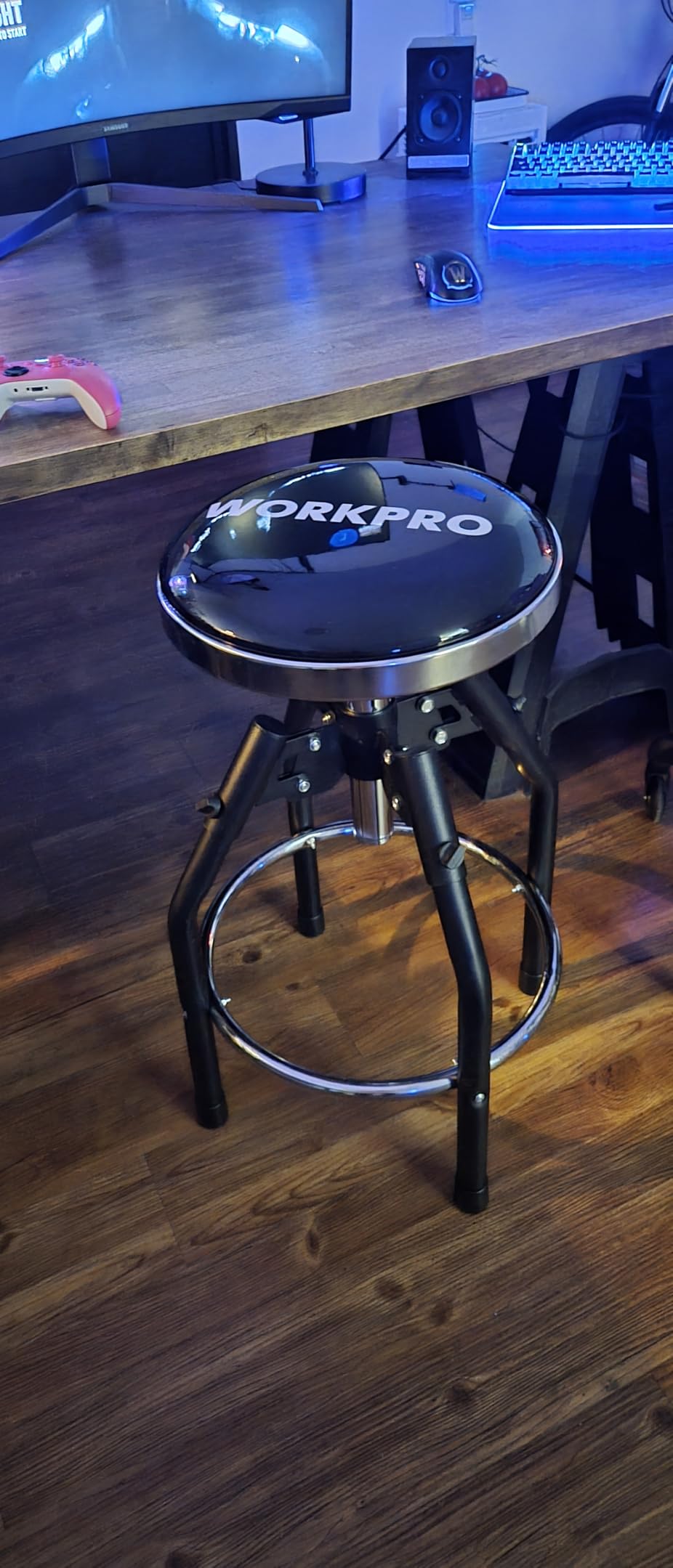 WORKPRO Heavy Duty Adjustable Hydraulic Shop Stool,Garage Bar Stool, 29in to 33.86in, 330-Pound Capacity, Black customer photo 2
