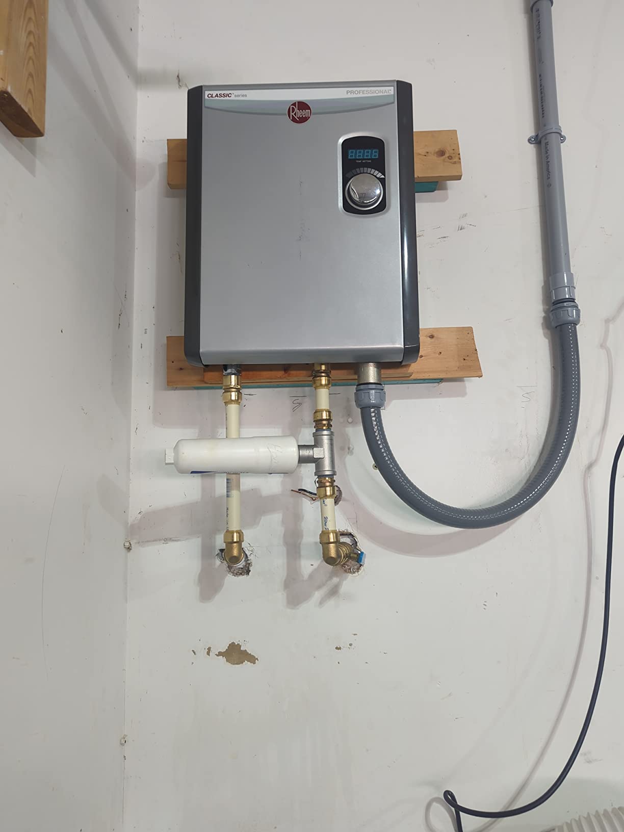 Rheem 18kW 240V Tankless Electric Water Heater, Gray customer photo 2