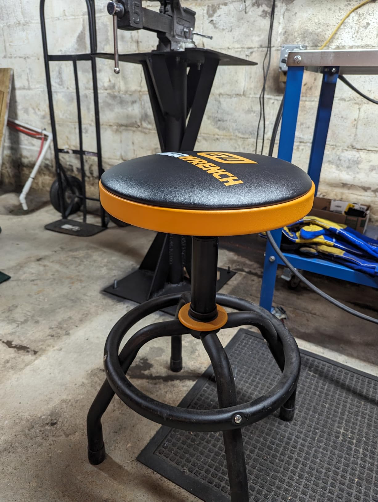GEARWRENCH Adjustable Height Swivel Shop Stool, 26