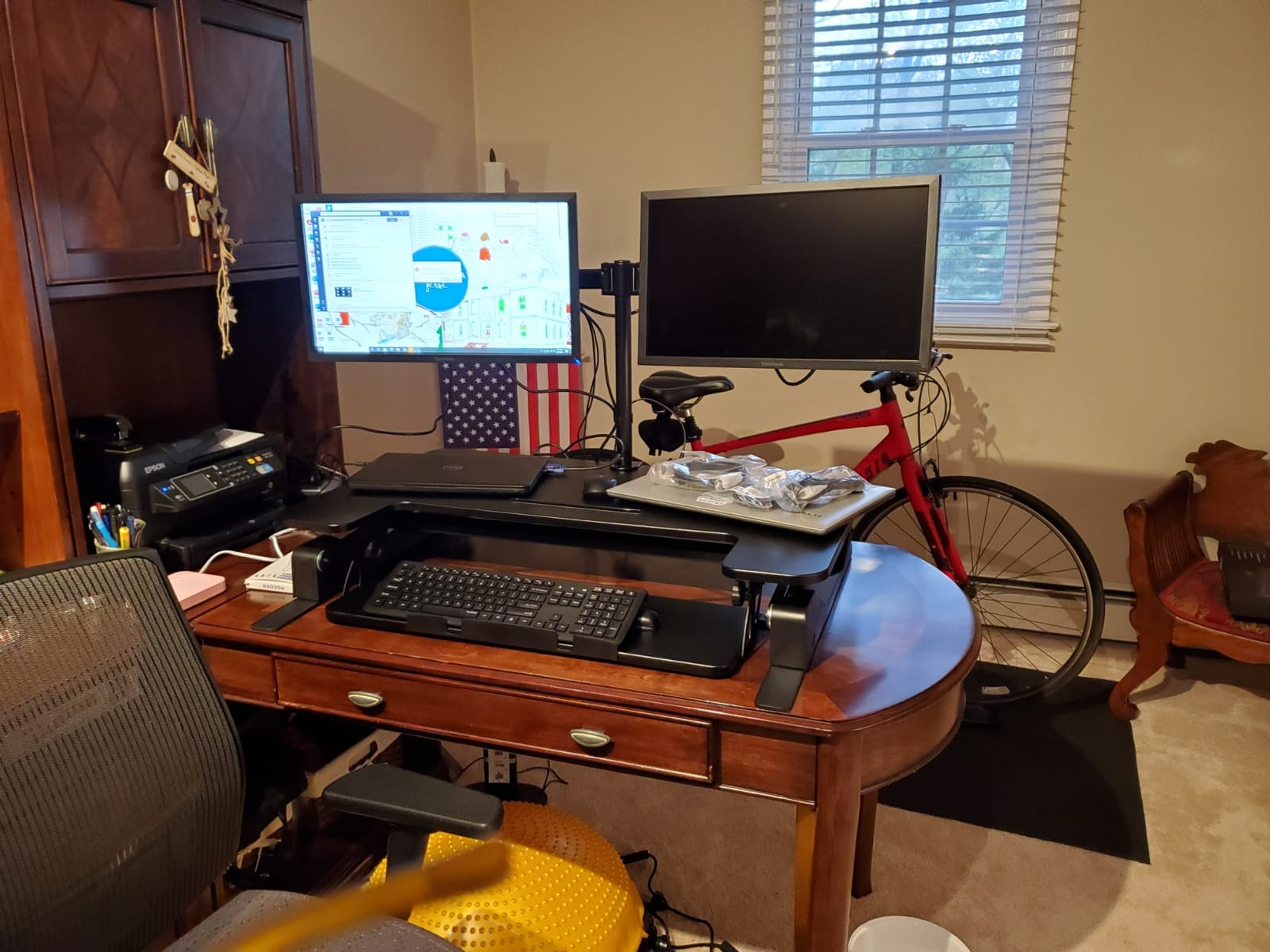Mount-It! Standing Desk Converter Dual Monitor, 2 Screen Mounts Included, Height Adjustable Desk Riser in Black, Stand Up Desk Convertor Large 36