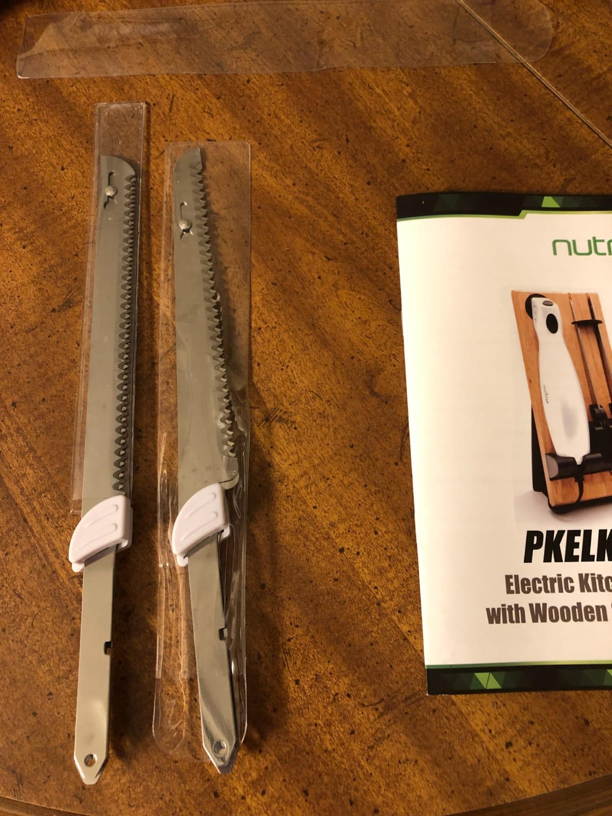 NutriChef Electric Carving Turkey Slicer Kitchen Knife | For Thanksgiving | Portable Electrical Food Cutter Knife Set with Carve Blades & Wood Stand | Cuts Meat, Bread, Cheese & Fruit | White customer photo 1