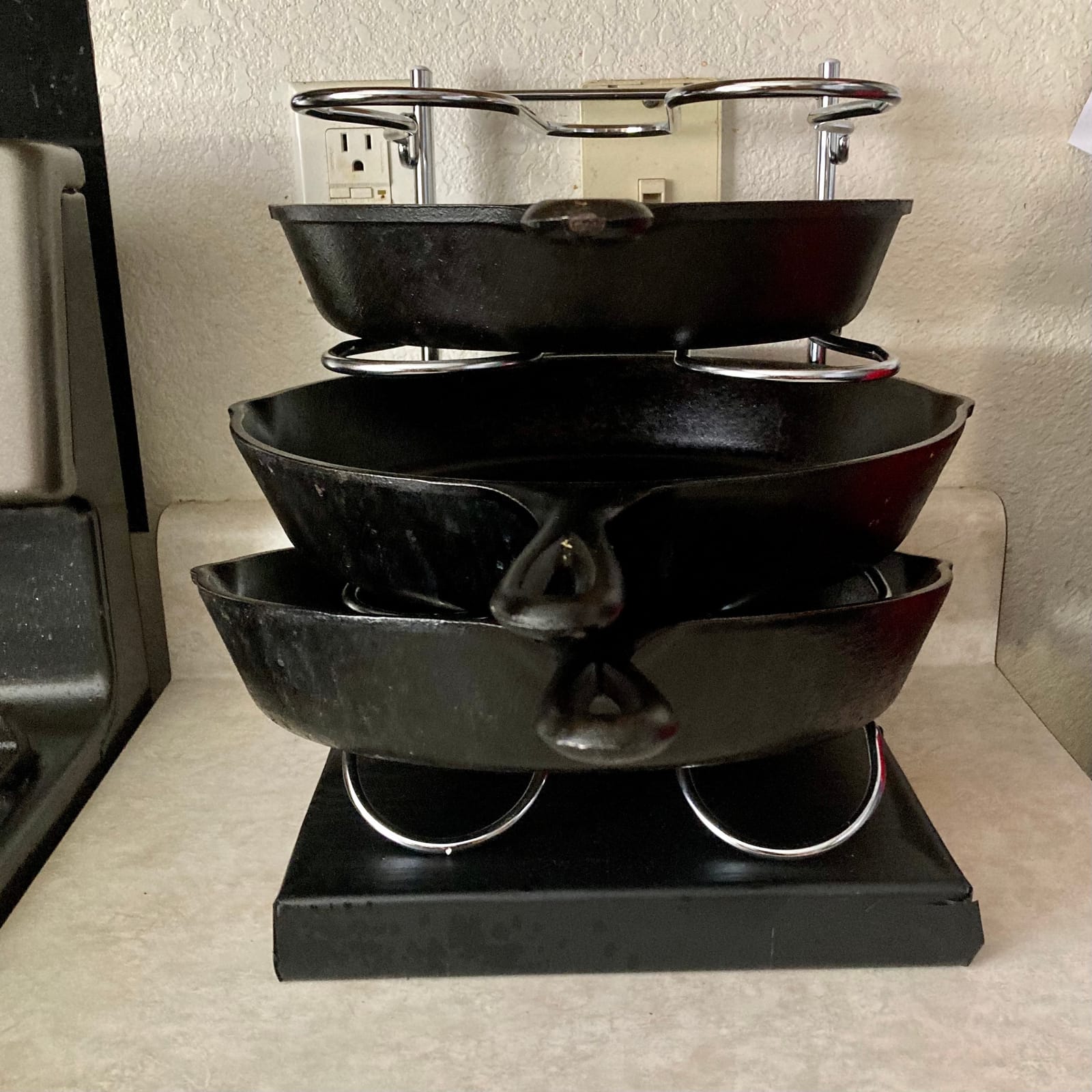 CAXXA Heavy Duty Pan Rack, Pot Lid Rack, Kitchen Cabinet Pantry Cookware Organizer Rack Holder with 5 Adjustable Dividers, Chrome customer photo 2