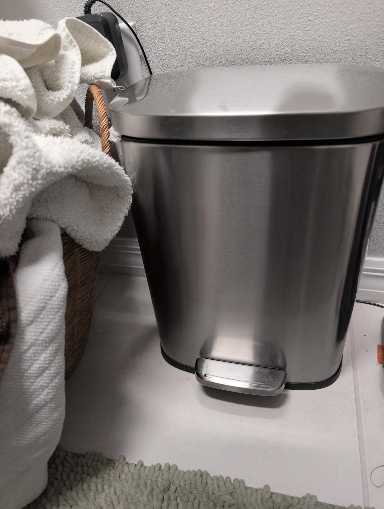 Amazon Basics LARGE Trash Can, 13.2 Gallon (50L), Smudge Resistant Rectangular Bin with Soft-Close Lid, Step Foot Pedal, Removable Inner Bucket, Brushed Stainless Steel, Satin Nickel Finish customer photo 2