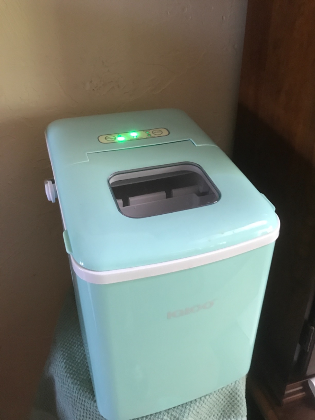 Igloo Handled Portable Ice Maker with Scoop- Ice Maker with LED Control Panel & 1 Quart Water Tank-Ice Cube Maker Produces 26 Lbs of Ice in 24 Hours with 9 Large or Small Cubes In 7 Minutes- Stainless customer photo 1