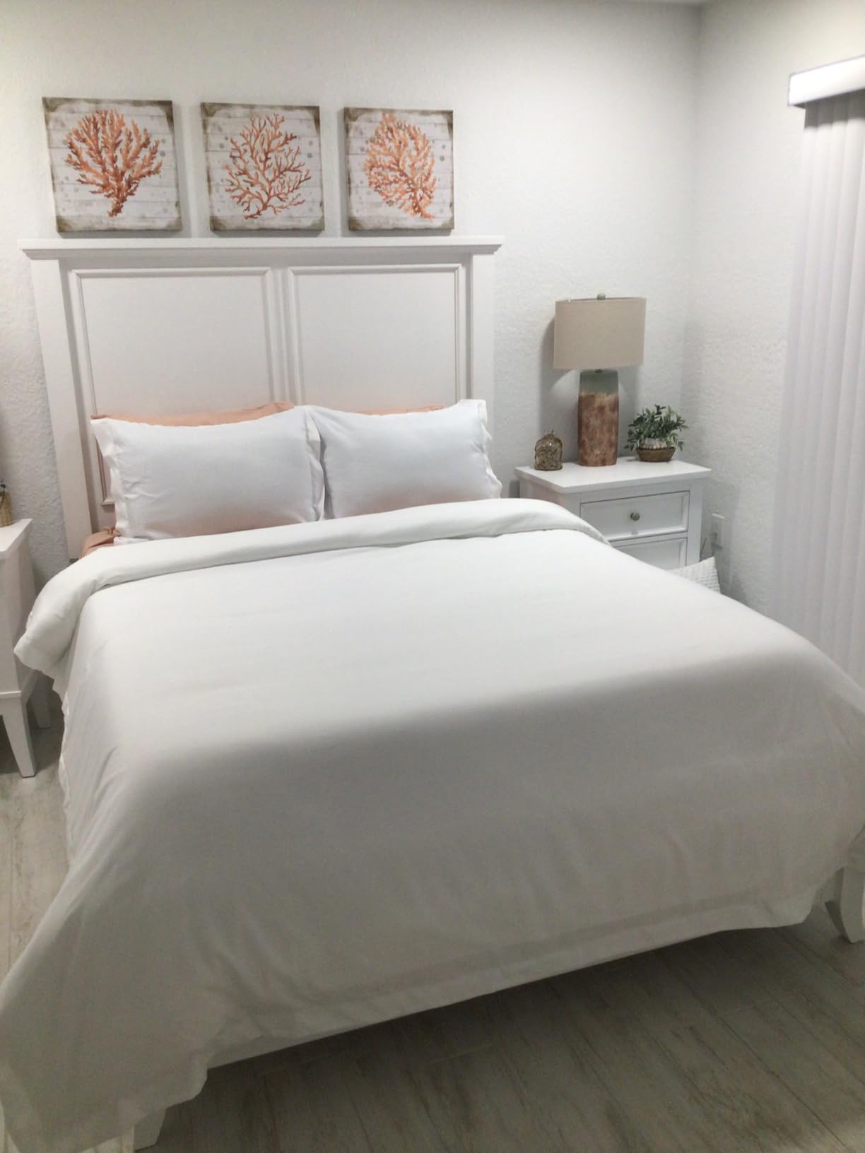 Amazon Basics Lightweight Microfiber 3 Piece Duvet Cover Set with Zipper Closure, King, Bright White customer photo 1