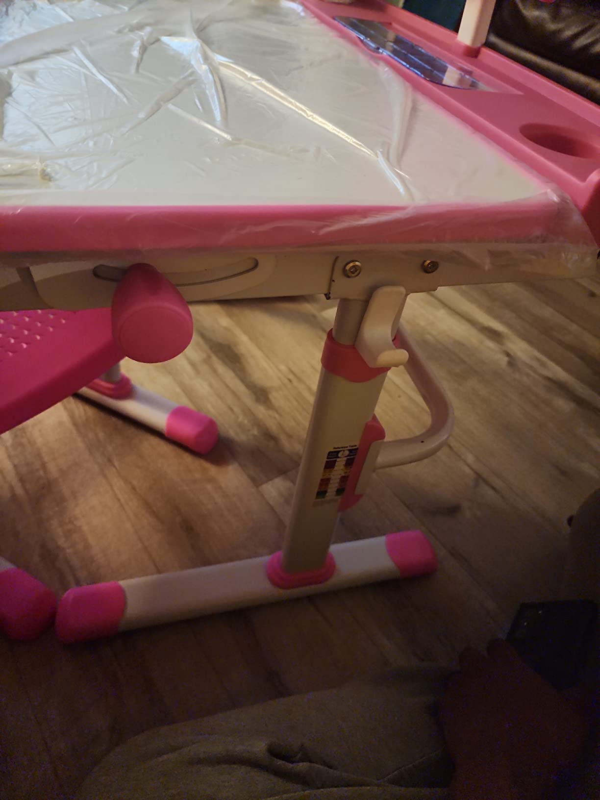 LVYUAN Kids Desk and Chair Set, Height-Adjustable, Included LED lamp, Pink customer photo 1