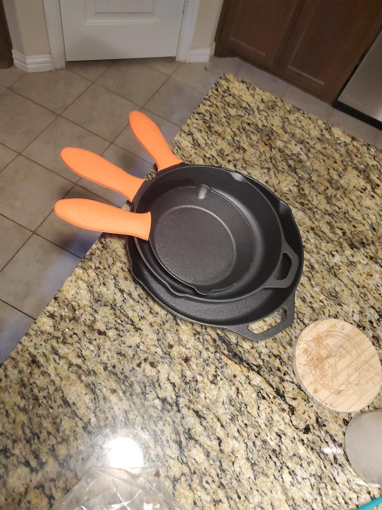 NutriChef 10 Inch Cast Iron Skillet with Lid - Pre-Seasoned Small Fry Pan with Side Drip Spout and Silicone Handle customer photo 2