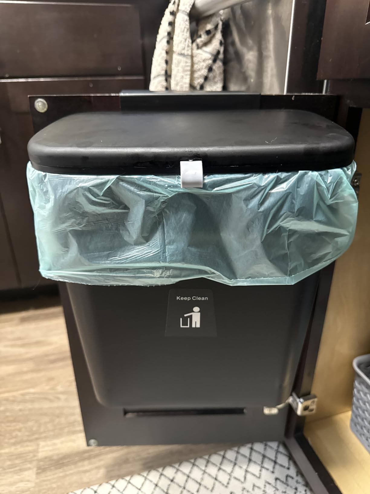 Tiyafuro 2.4 Gallon Kitchen Compost Bin for Counter Top or Under Sink, Hanging Small Trash Can with Lid for Cupboard/Bathroom/Bedroom/Office/Camping, Mountable Indoor Compost Bucket, Gray customer photo 2