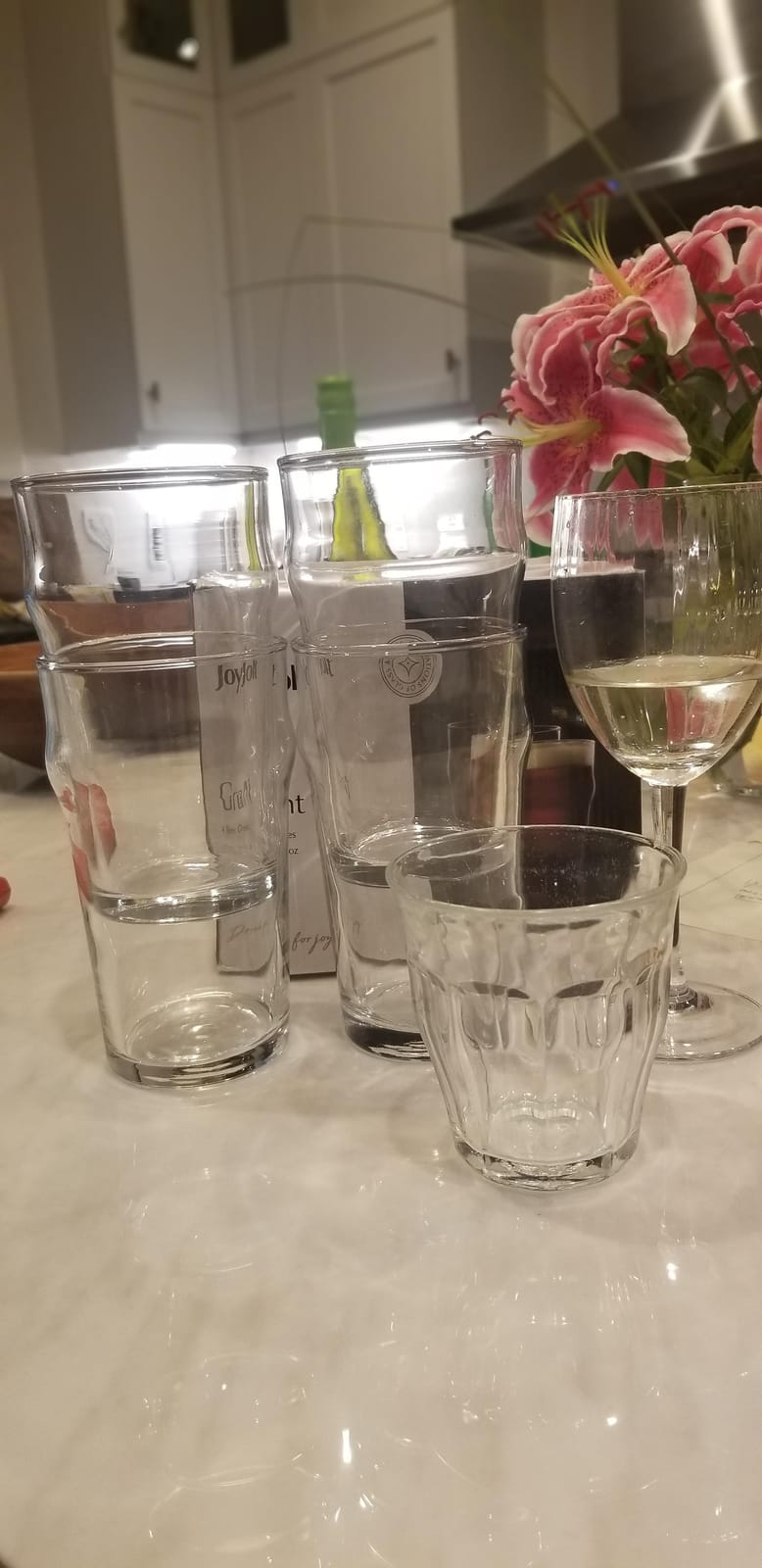 JoyJolt Grant 19oz Beer Pint Glasses Set of 4. Large Beer Pint Glass Capacity in a Traditional Pub Drinking Glasses Design. Oversized Beer Glasses Set for Guinness, Stout, and Big Craft Beer Glasses customer photo 1