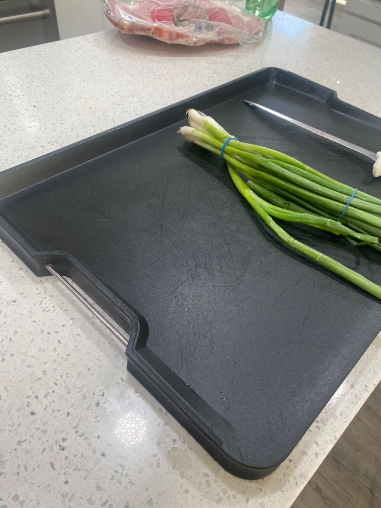 Joseph Joseph Cut&Carve Plus - Non-Slip, Multi-Function, Double-Sided Cutting Board for Food Preparation and Carving- Dishwasher Safe, Extra Large, Black customer photo 1
