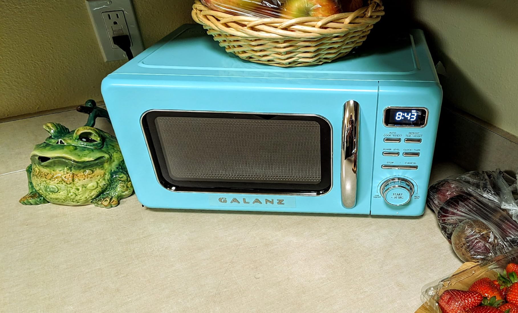 Galanz GLCMKZ07GNR07 Retro Countertop Microwave Oven with Auto Cook & Reheat, Defrost, Quick Start Functions, Easy Clean with Glass Turntable, Pull Handle.7 cu ft, Green customer photo 1