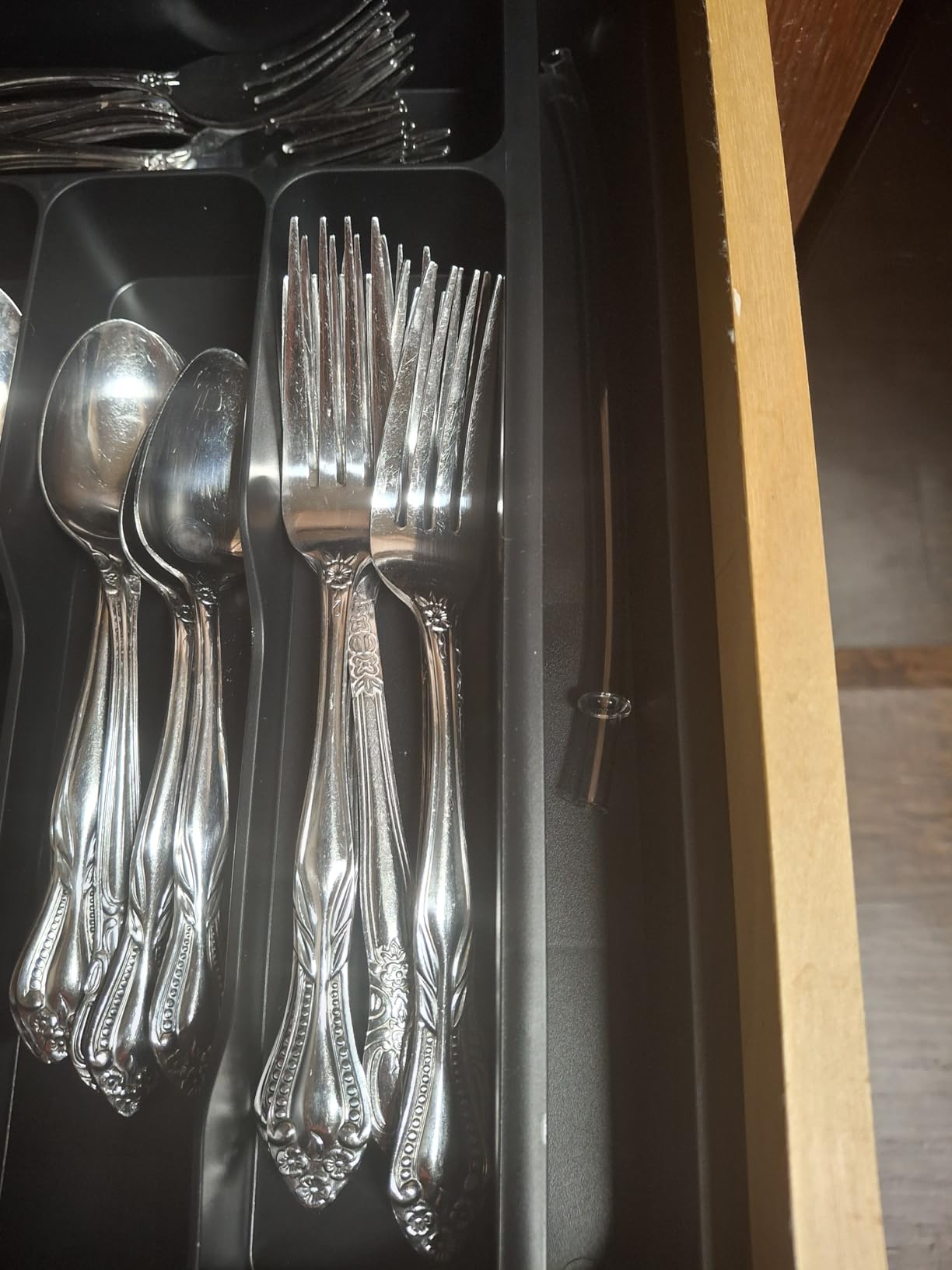 Lifewit Extra Large Silverware Drawer Organizer, Expandable Utensil Tray customer photo 2