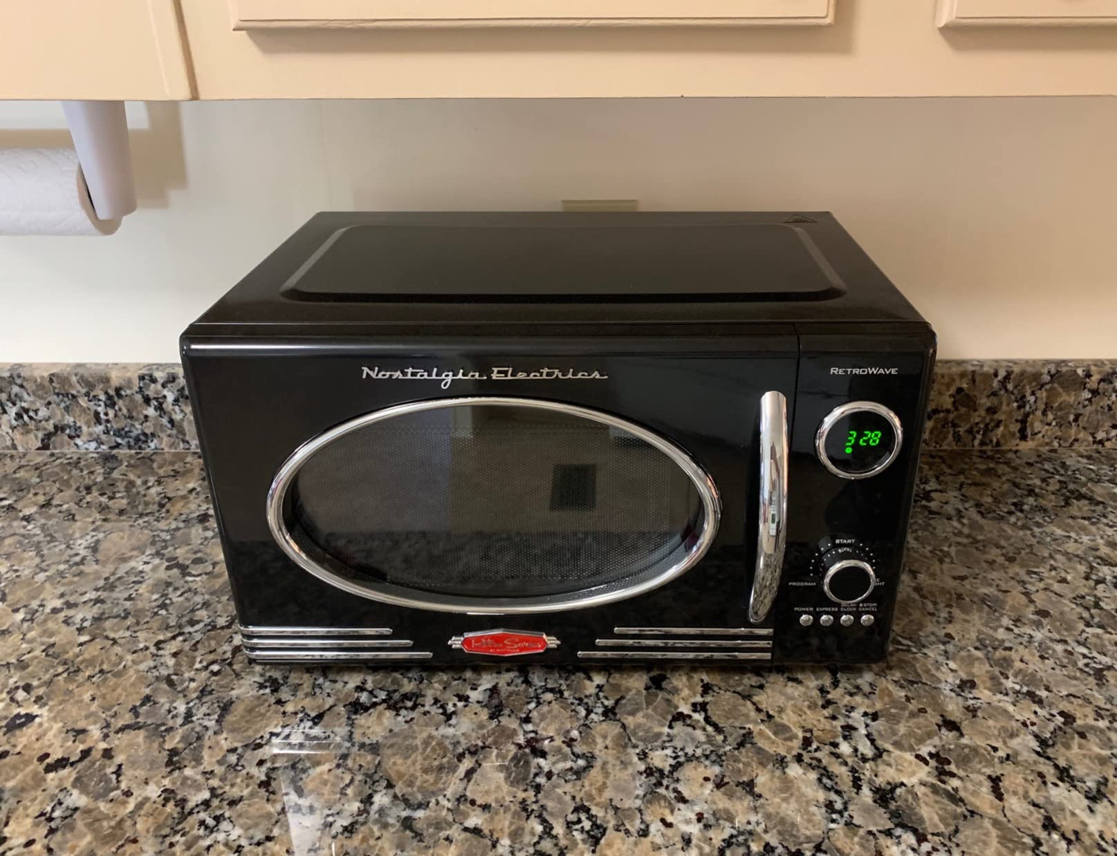Nostalgia NRMO7IVY6A Retro Compact Countertop Microwave Oven, 0.7 Cu. Ft, Ivory customer photo 1