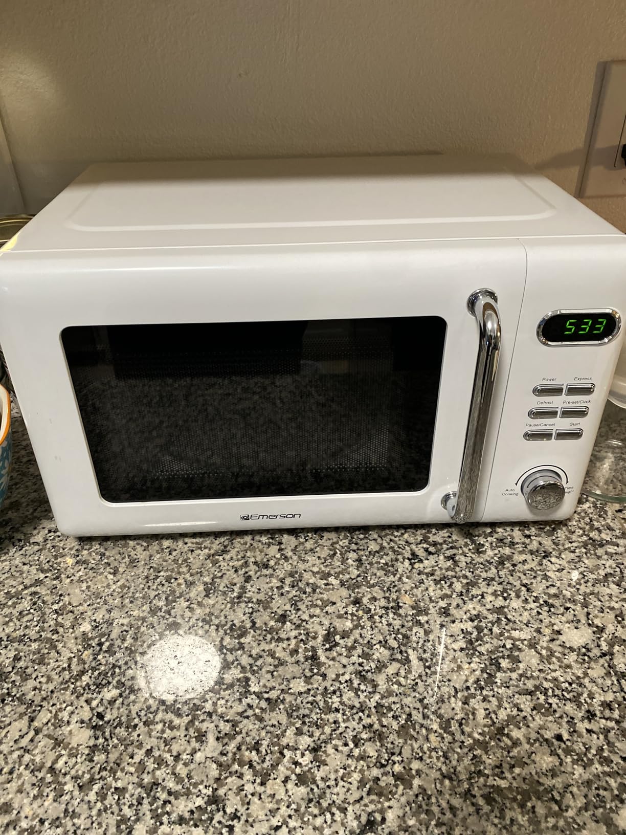 Emerson Retro Countertop Microwave Oven, 0.7 Cu. Ft., 700 Watts customer photo 1